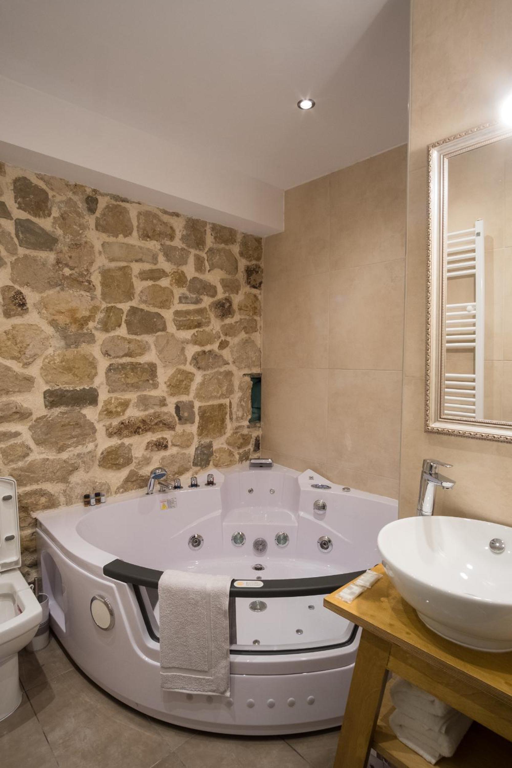 Deluxe Double or Twin Room with Terrace and Spa Bath - Photo 2