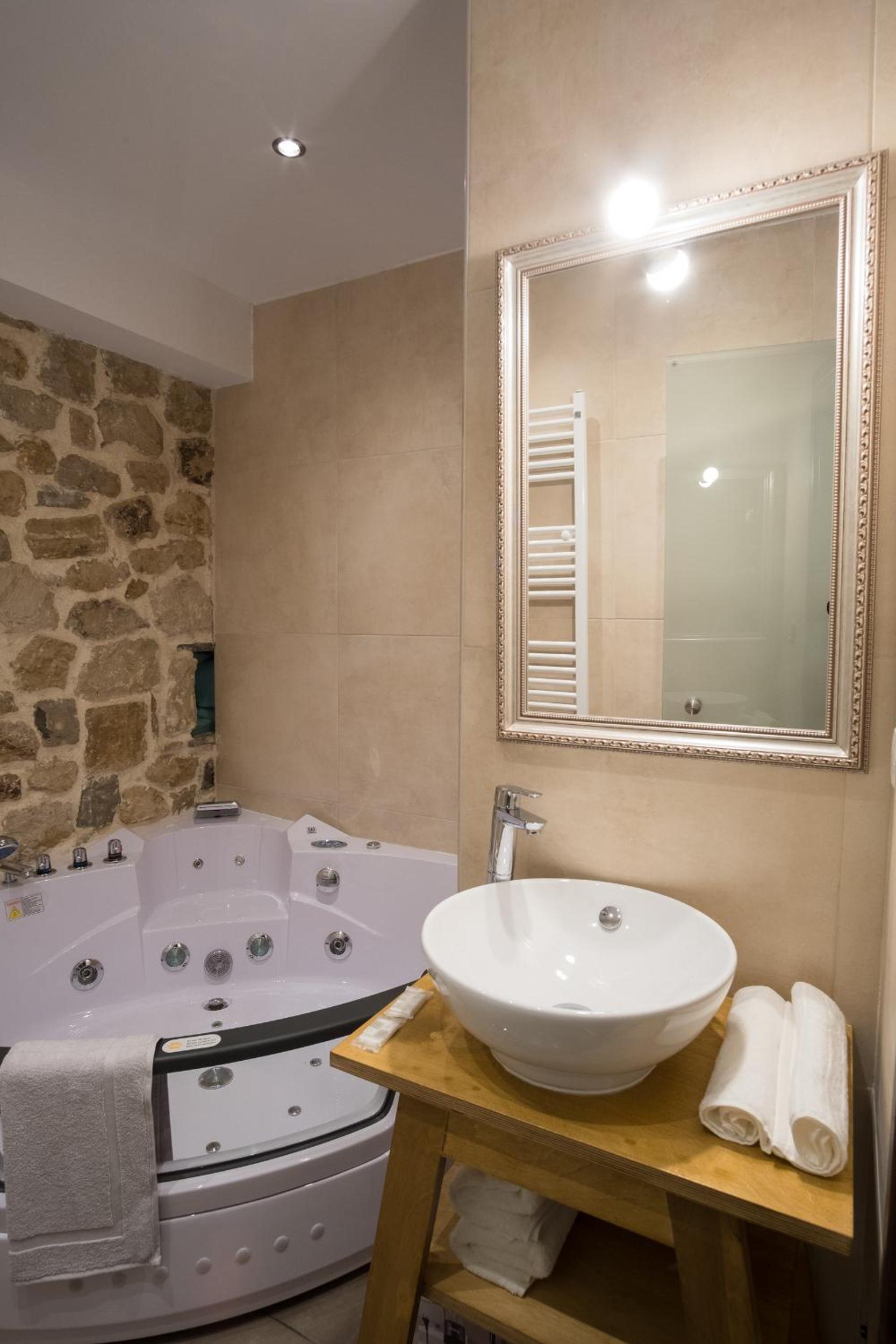 Deluxe Double or Twin Room with Terrace and Spa Bath - Photo 8