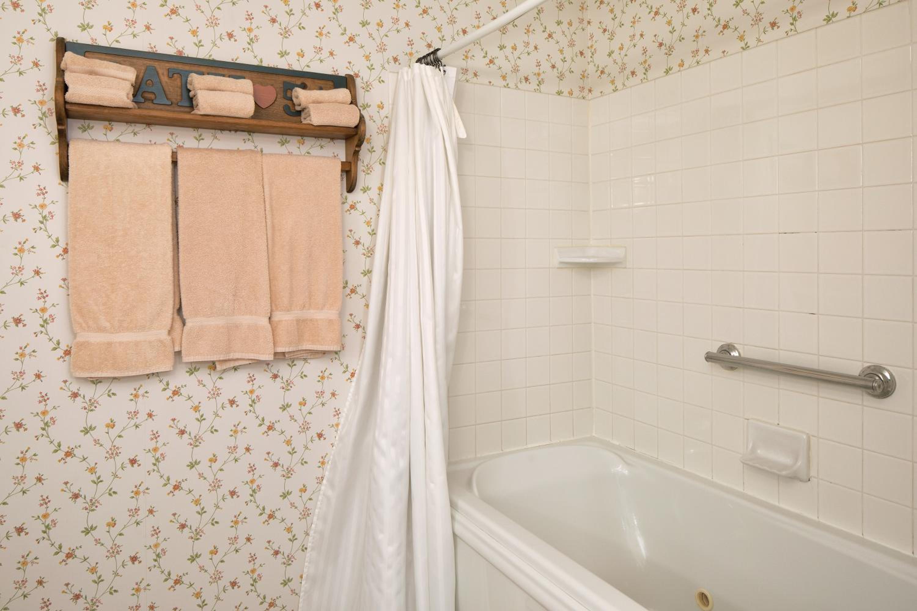 Superior Suite with Fireplace - Photo 5