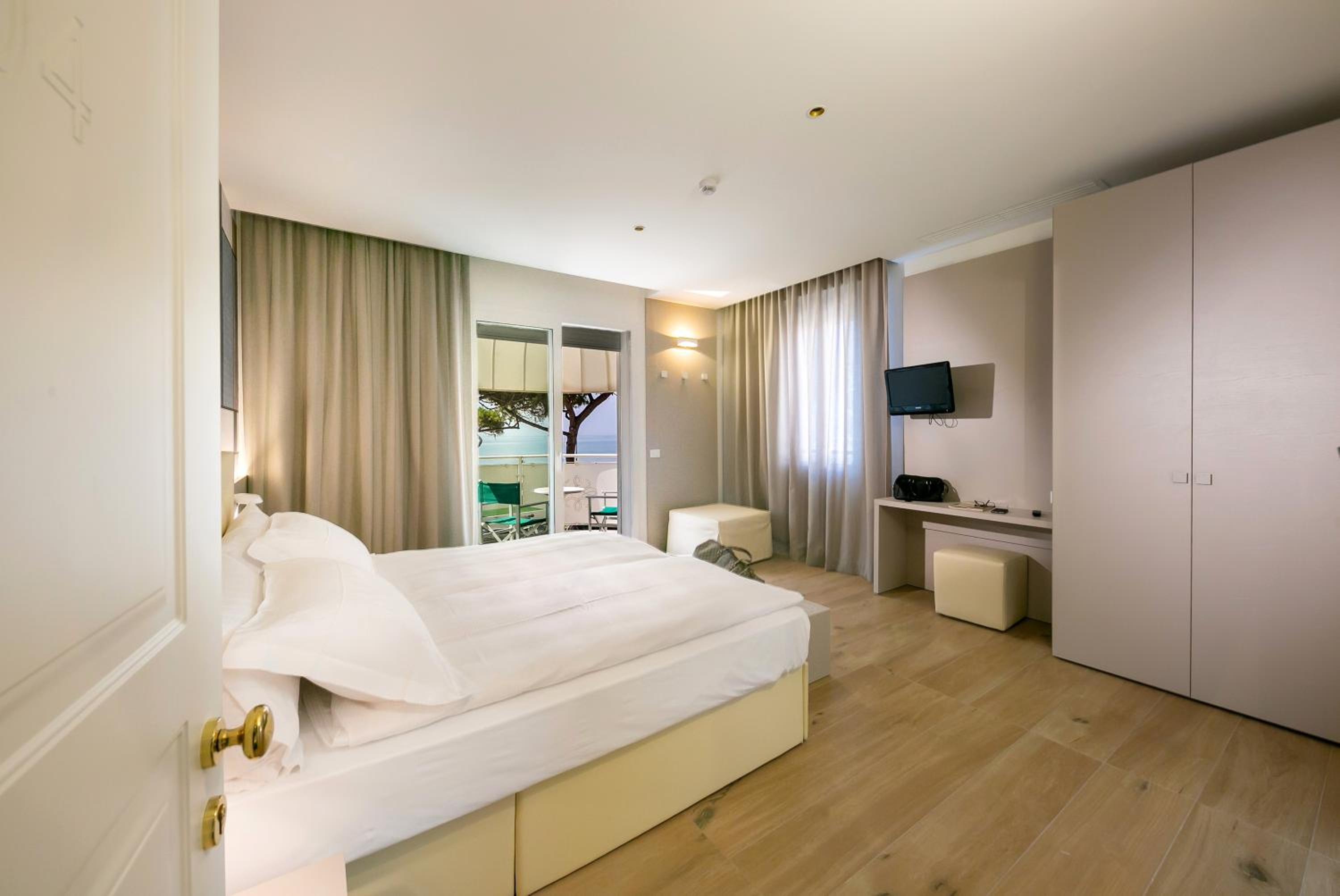 Deluxe Triple Room with Sea View photo 3