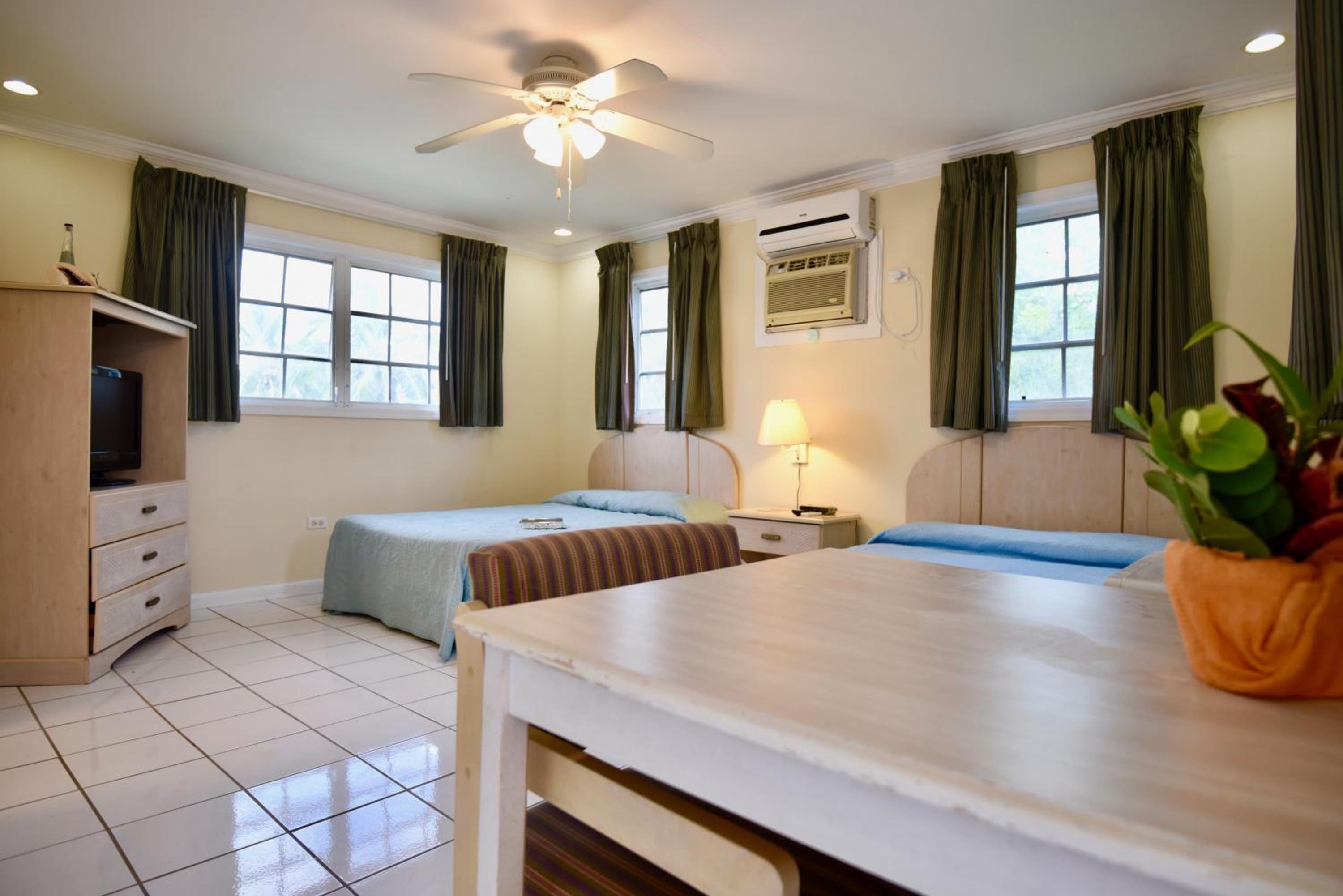 Queen Room with Two Queen Beds photo 2