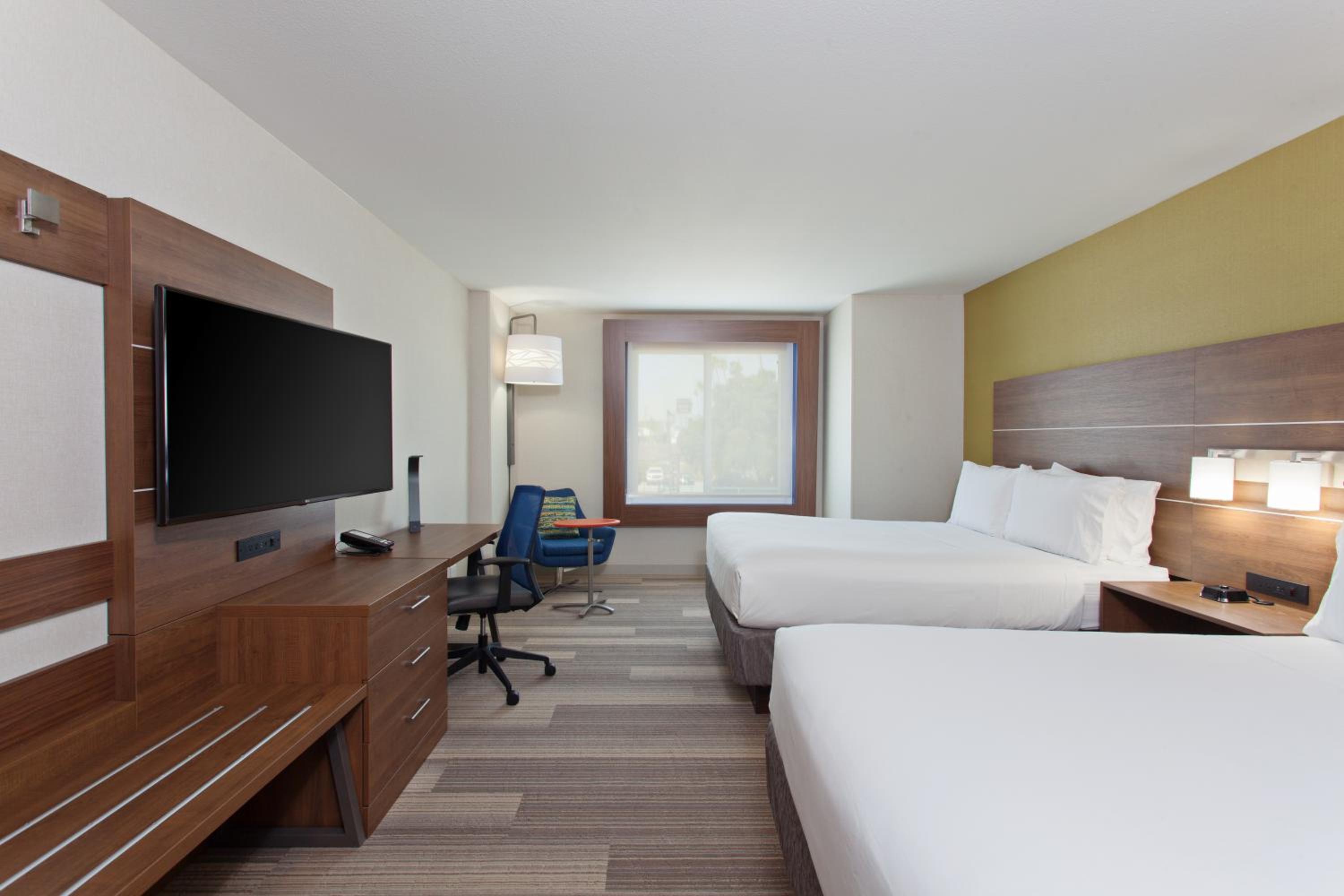 Standard Queen Room with Two Queen Beds photo 1
