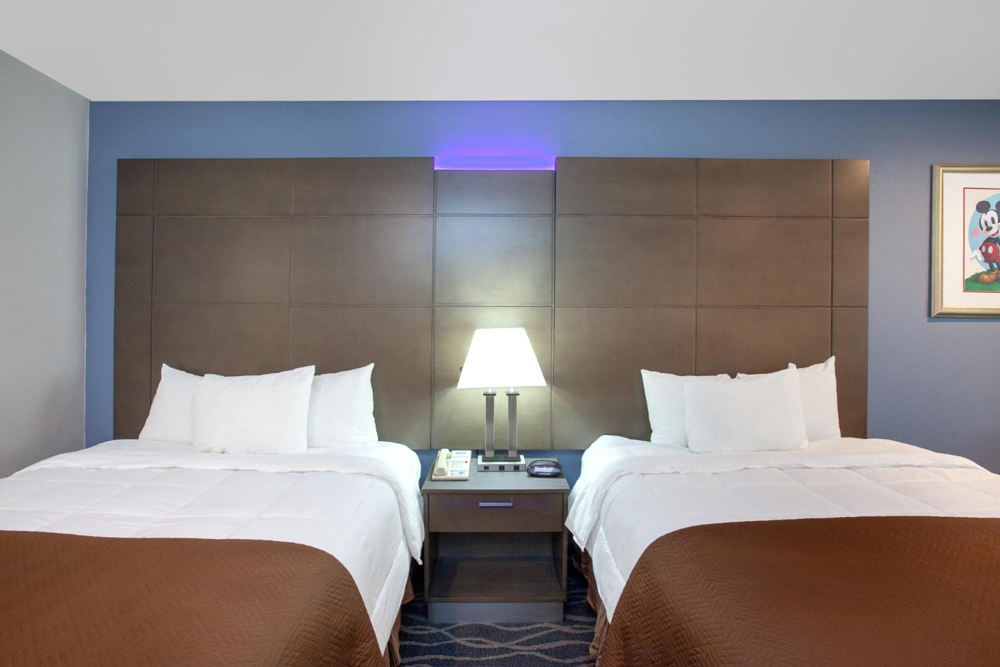 Queen Room with Two Queen Beds - Non-Smoking - Photo 4