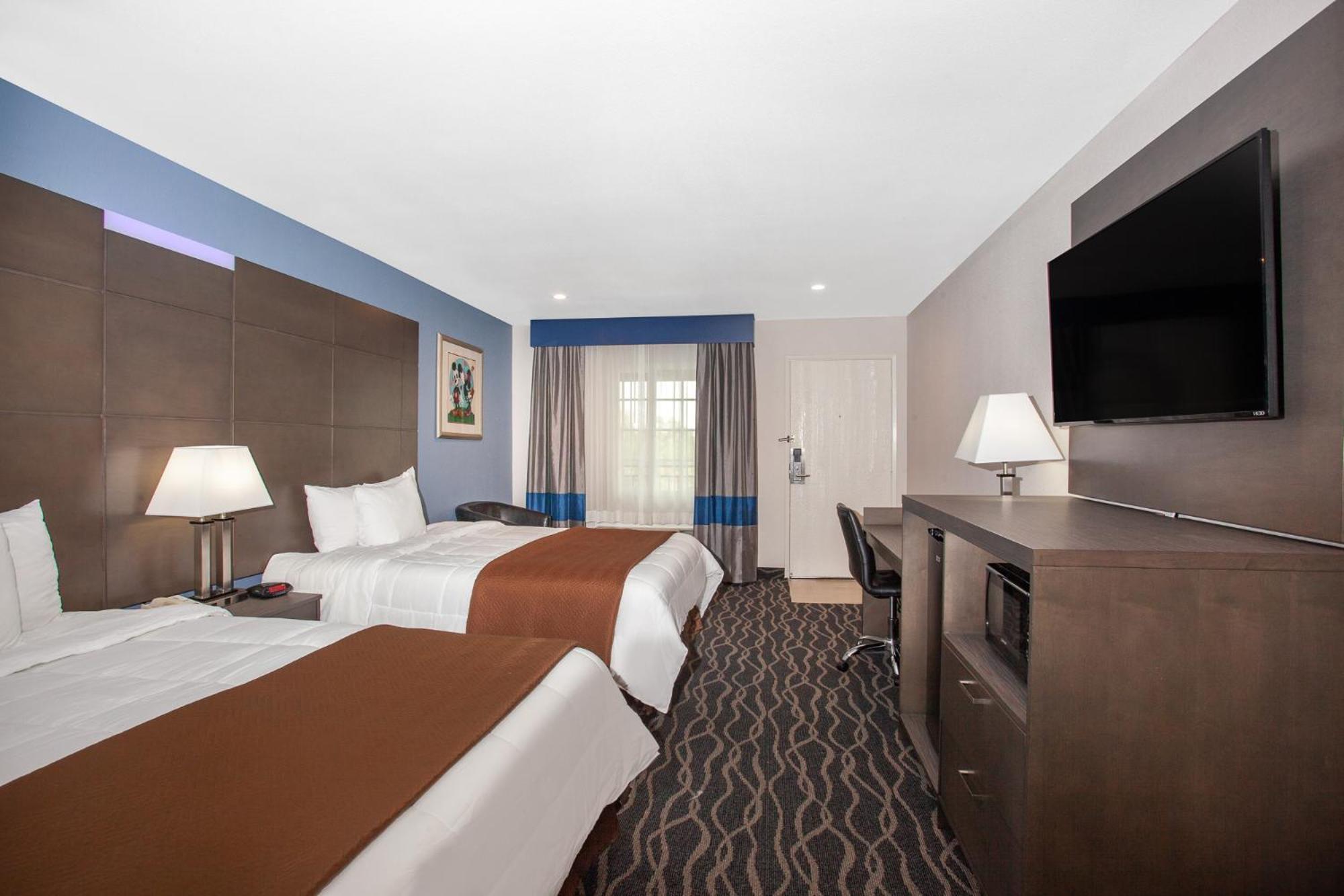 Queen Room with Two Queen Beds - Non-Smoking - Photo 3