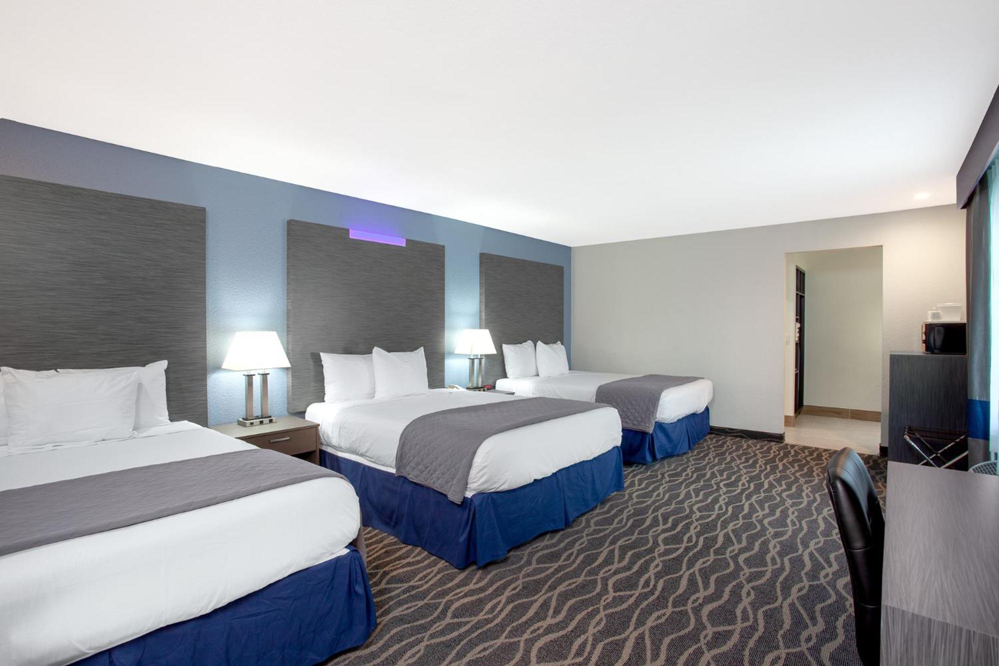 Queen Suite with Three Queen Beds - Non-Smoking - Photo 1
