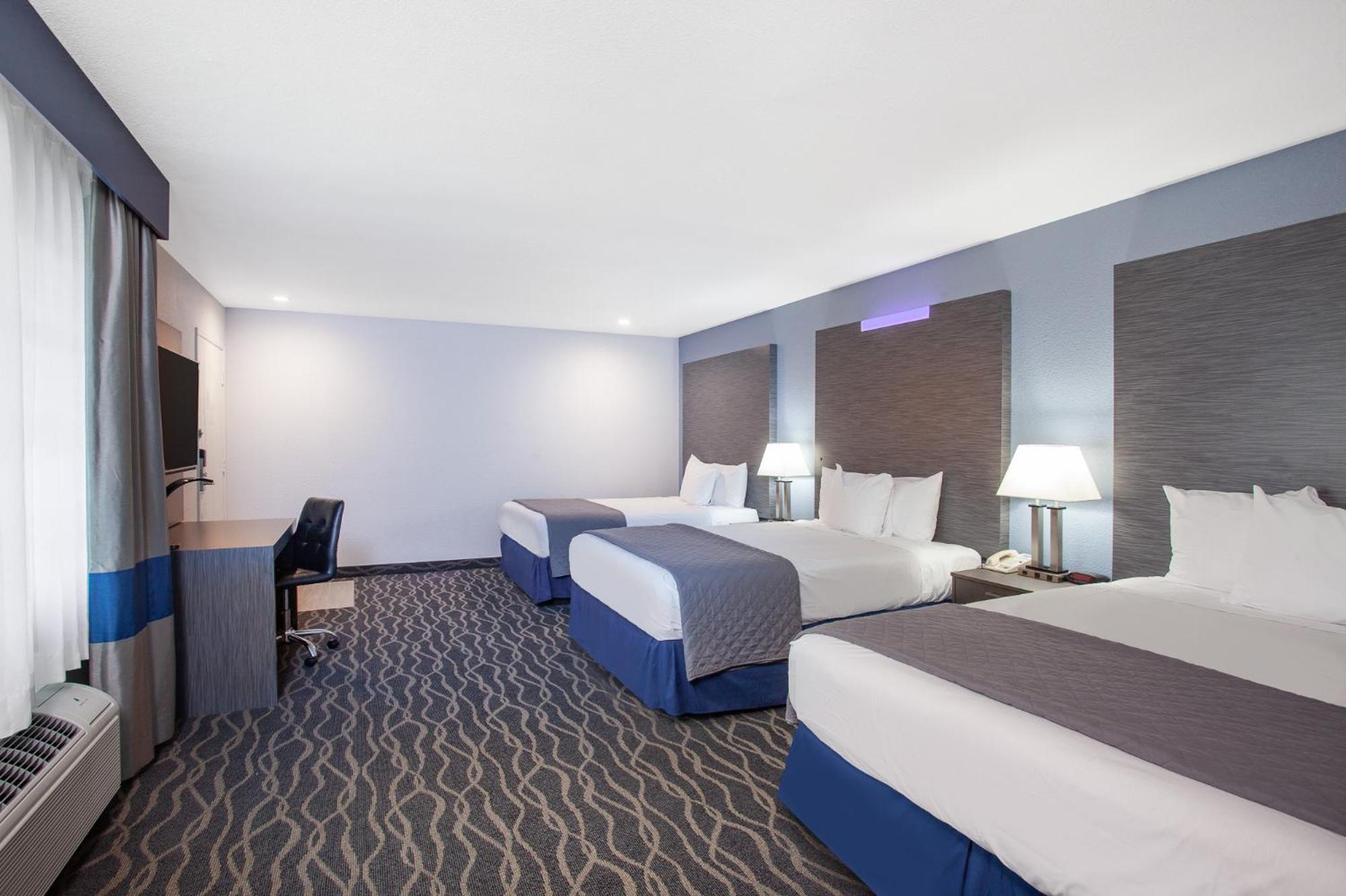Queen Suite with Three Queen Beds - Non-Smoking - Photo 2