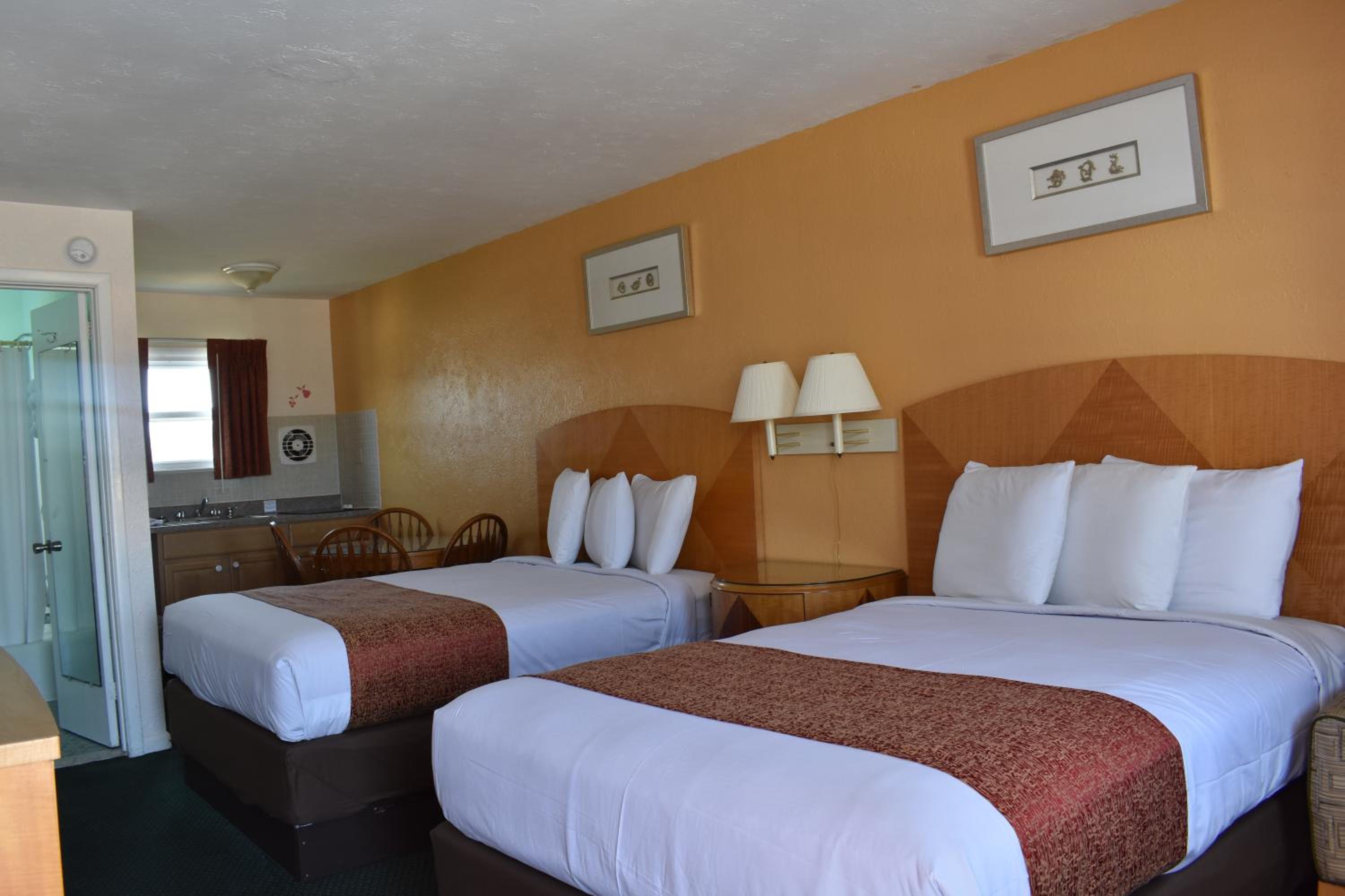 Deluxe Room with Two Full Beds and Kitchenette photo 3