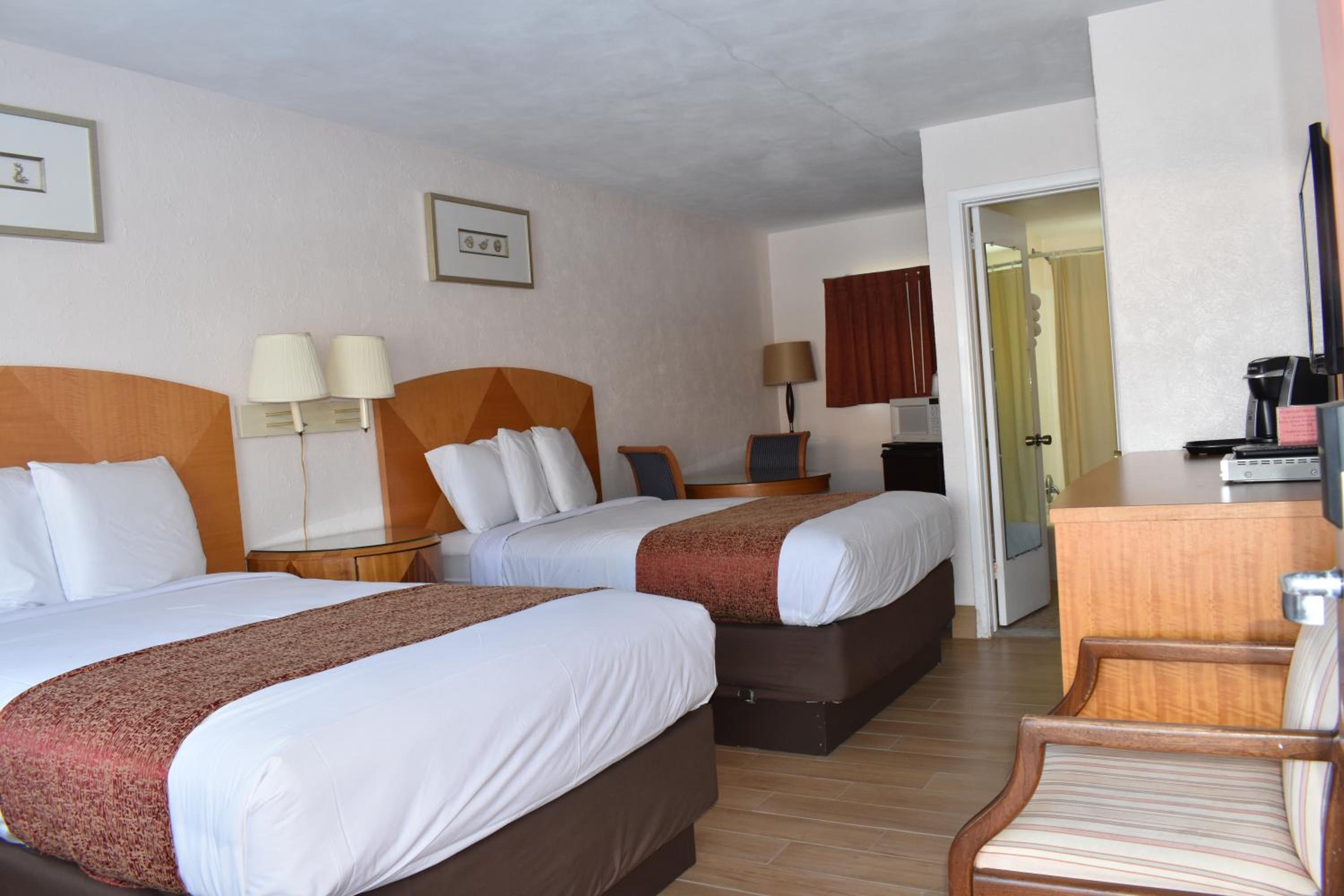 Deluxe Room with Two Full Beds photo 1