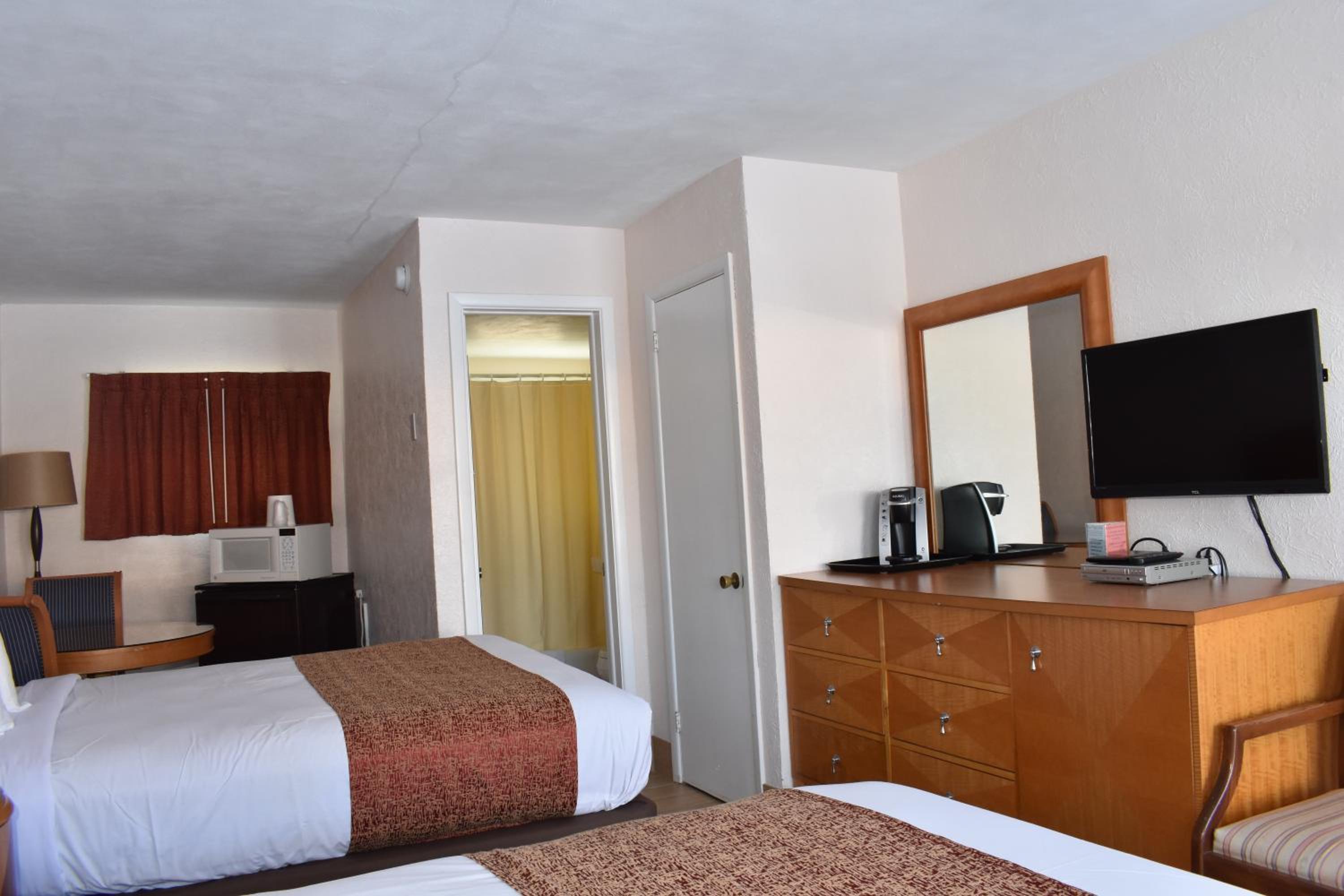 Deluxe Room with Two Full Beds photo 2