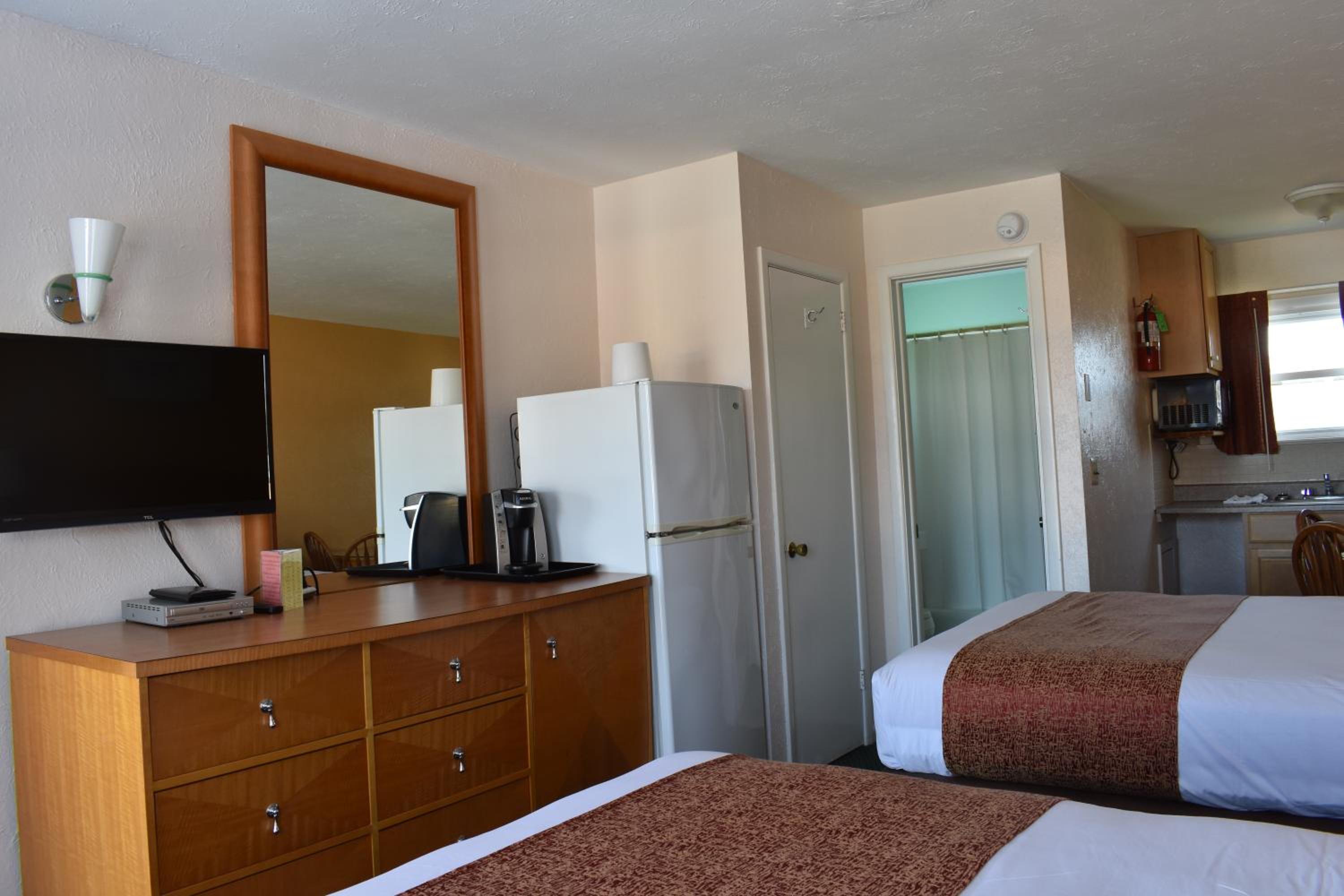 Deluxe Room with Two Full Beds and Kitchenette photo 1
