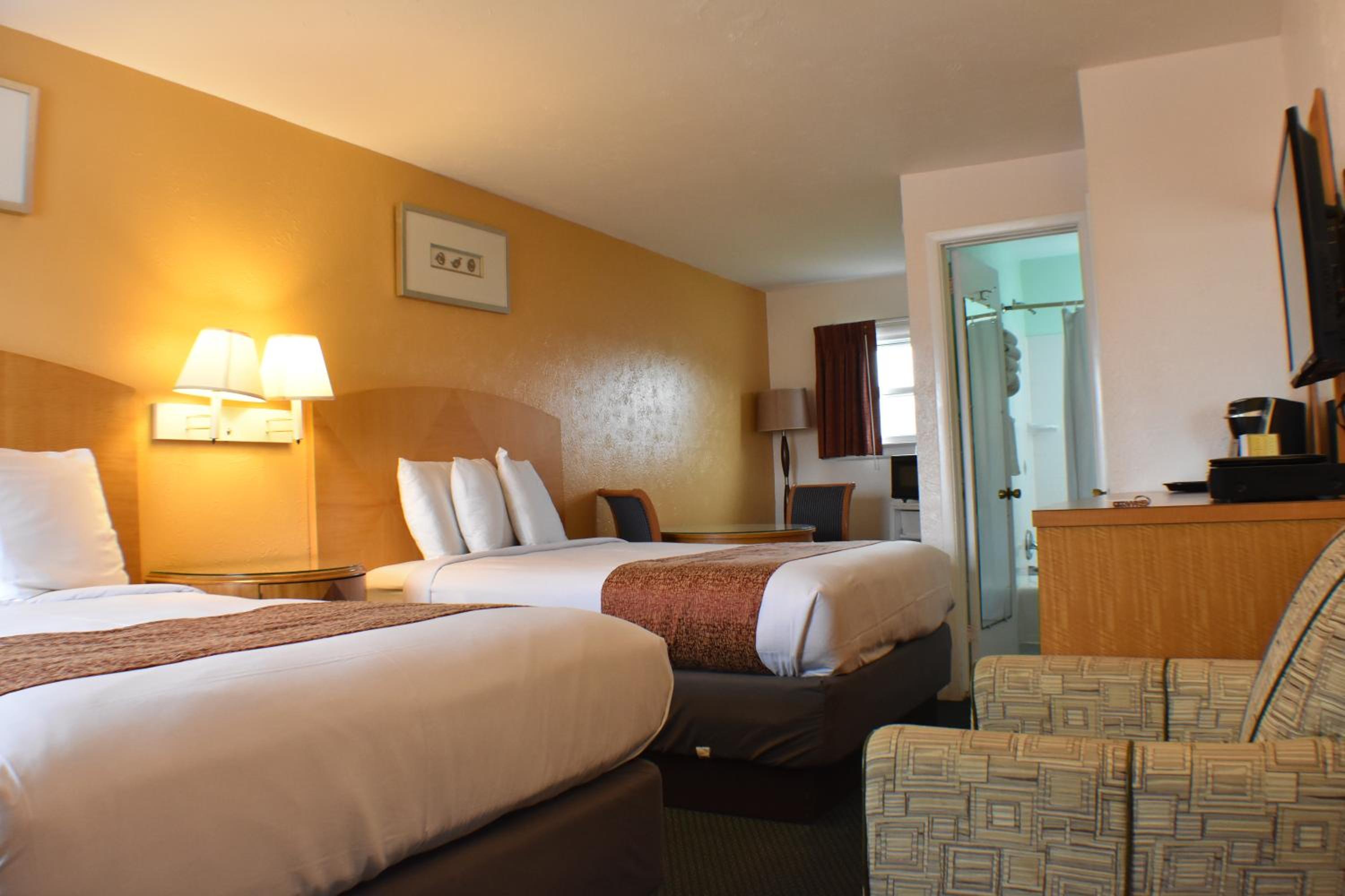 Deluxe Room with Two Full Beds photo 3