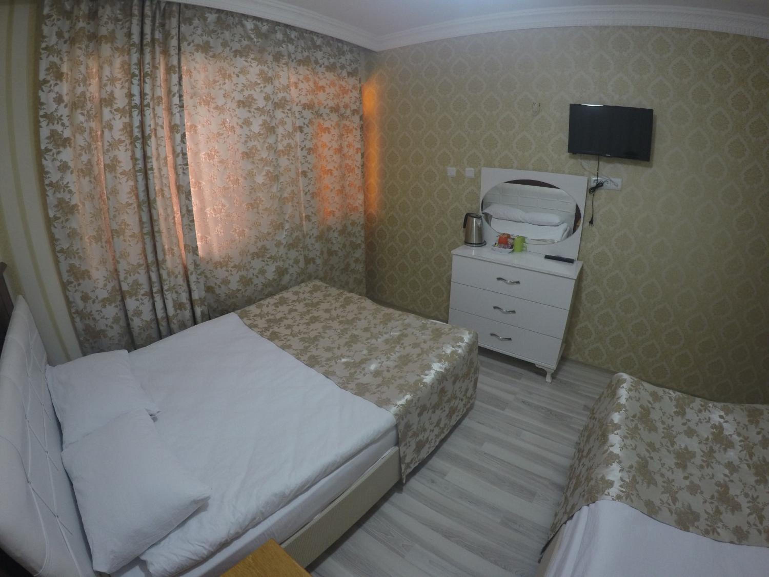 Twin Room with Bathroom photo 2
