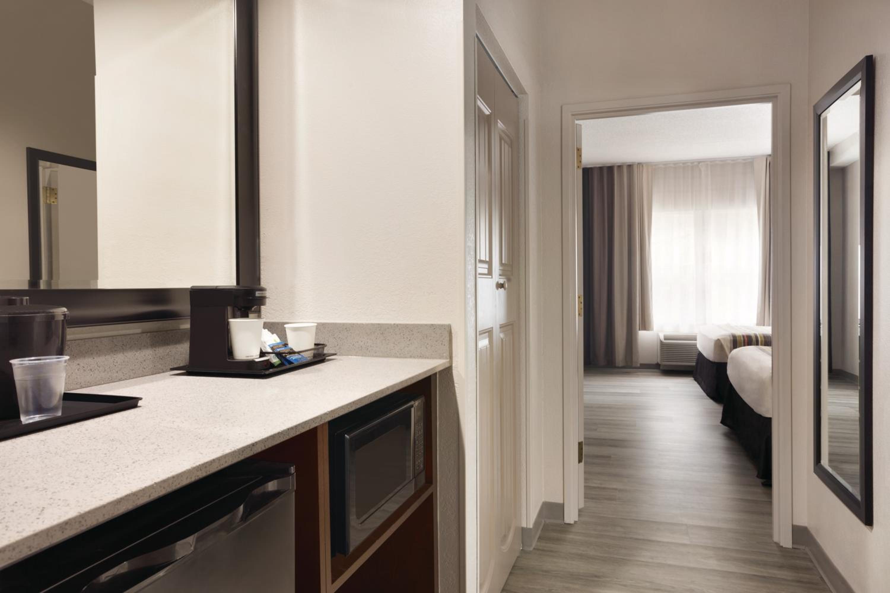 One-Bedroom Suite with Two Queen Beds - Non-Smoking - Photo 3