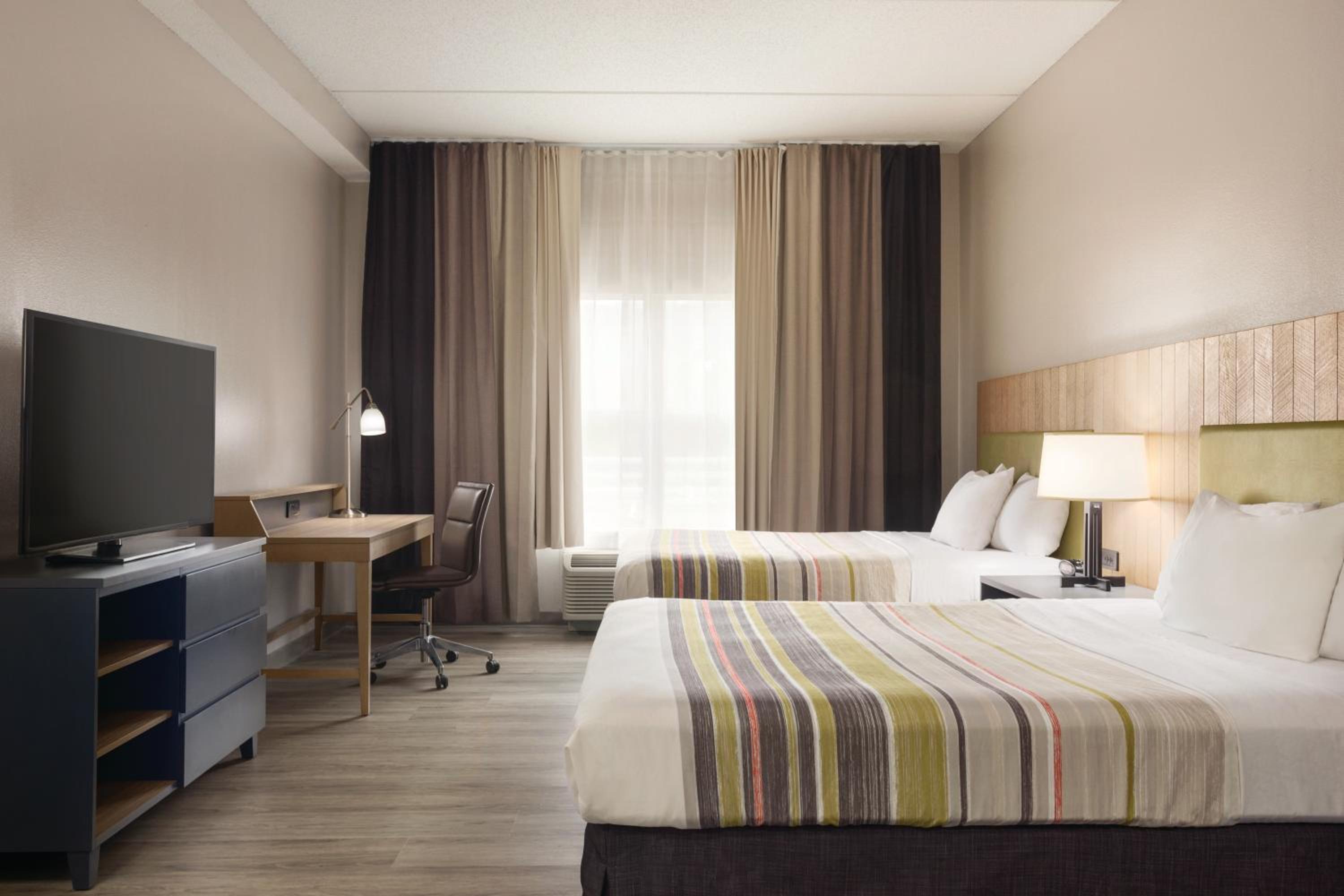 One-Bedroom Suite with Two Queen Beds - Non-Smoking - Photo 4