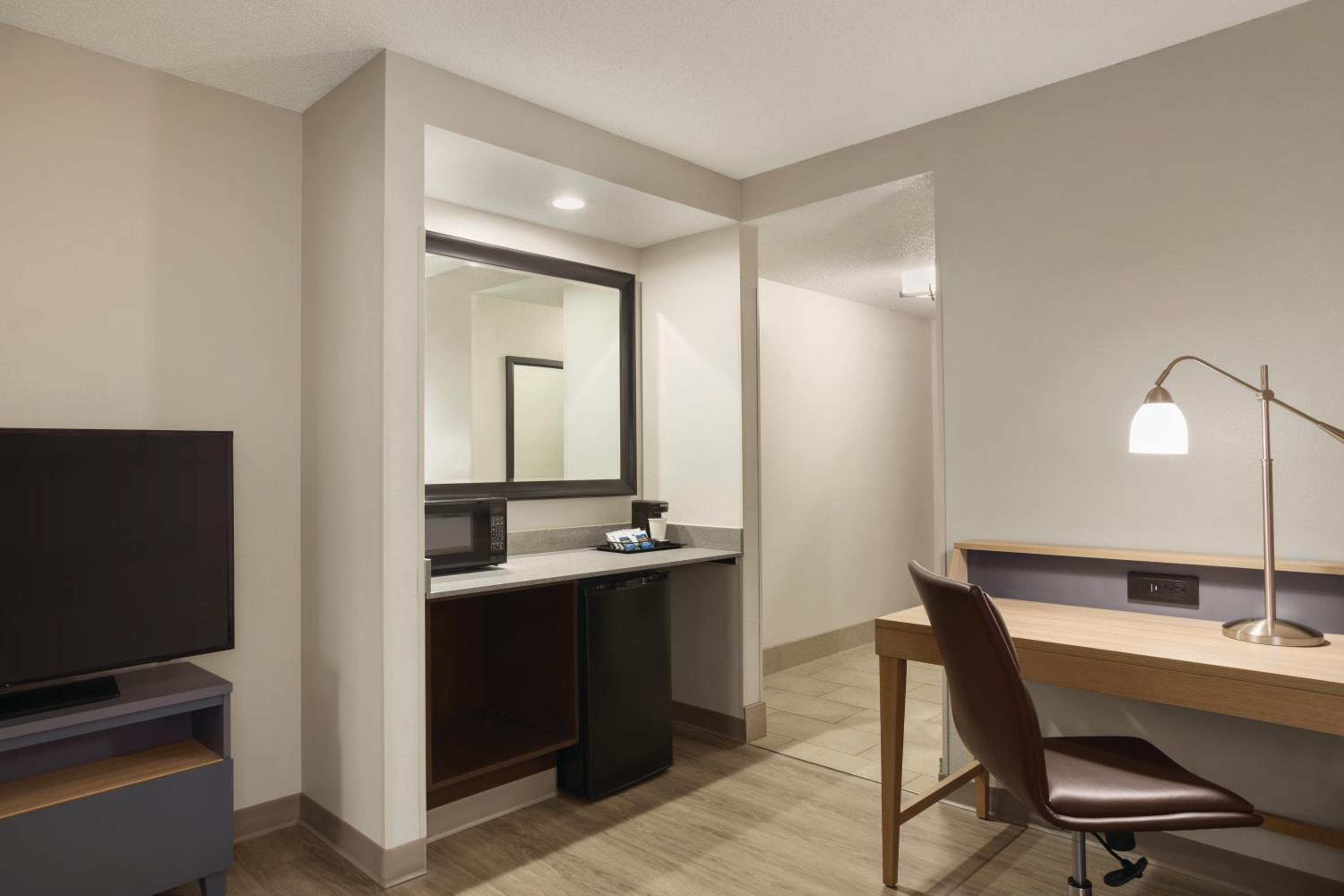 One-Bedroom King Suite - Non-Smoking - Photo 11