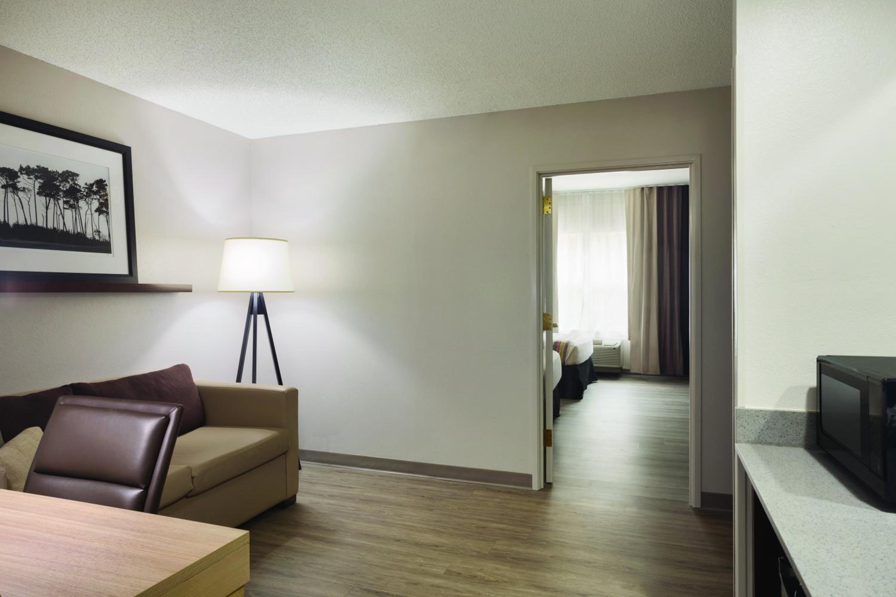 One-Bedroom Suite with Two Queen Beds - Non-Smoking - Photo 6