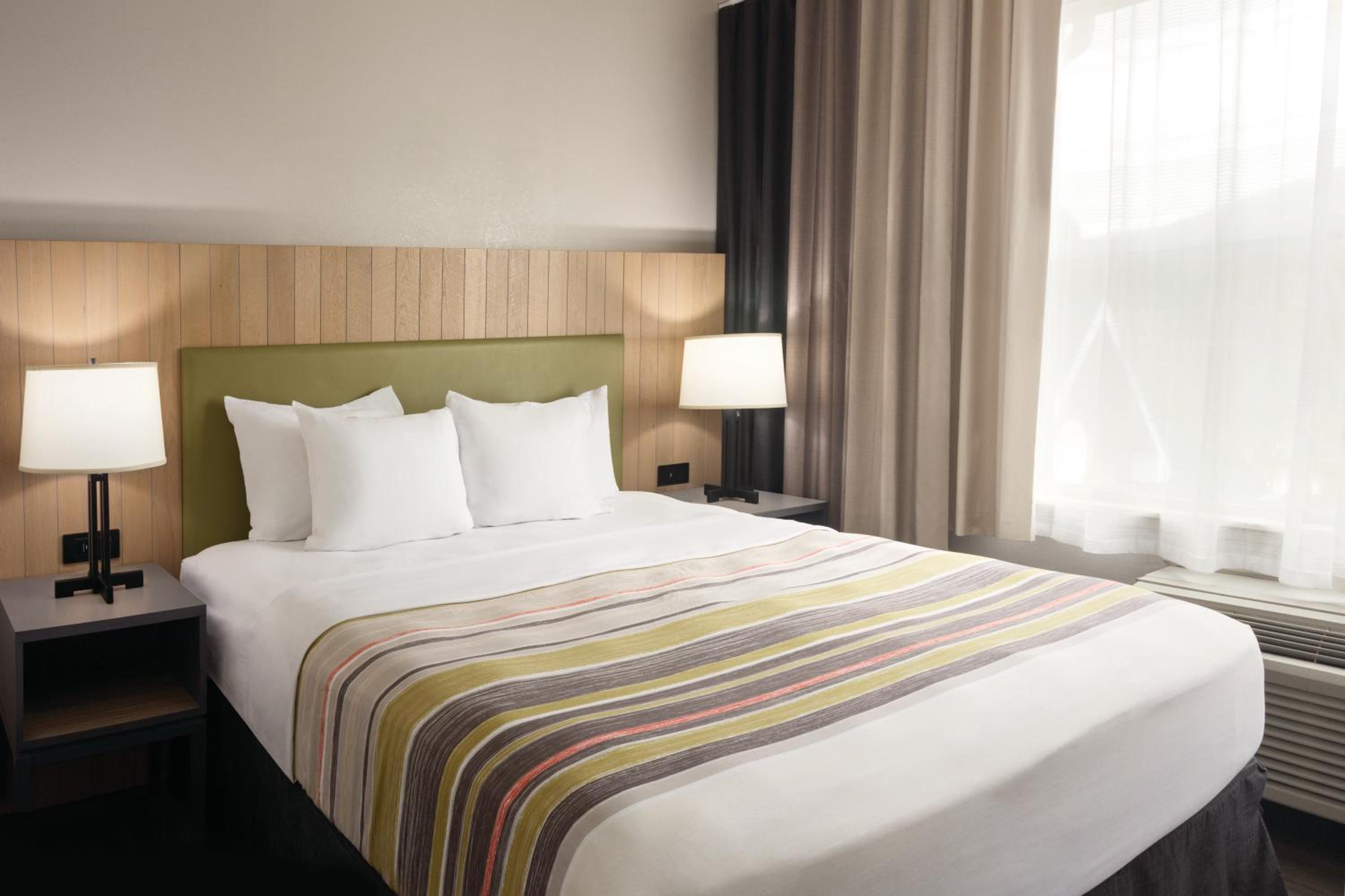 One-Bedroom King Suite - Non-Smoking - Photo 6