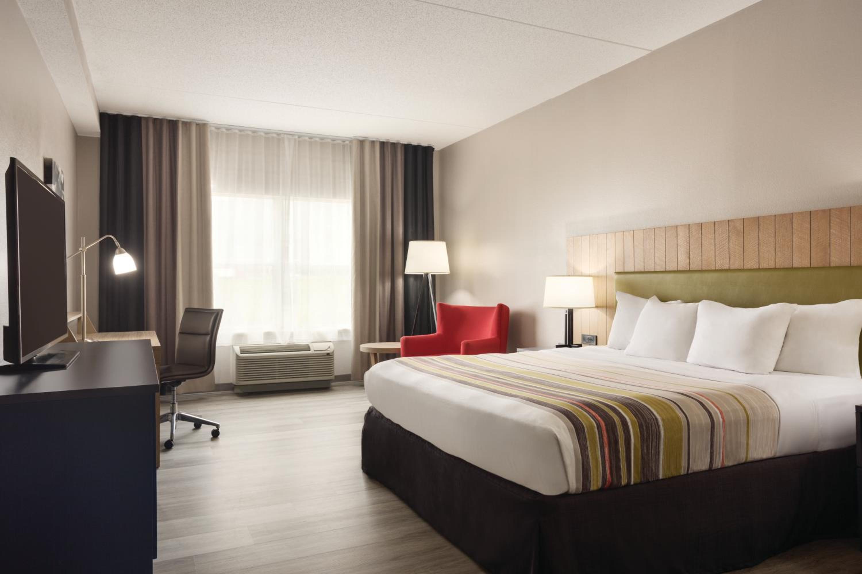 King Room - Non-Smoking - Photo 9