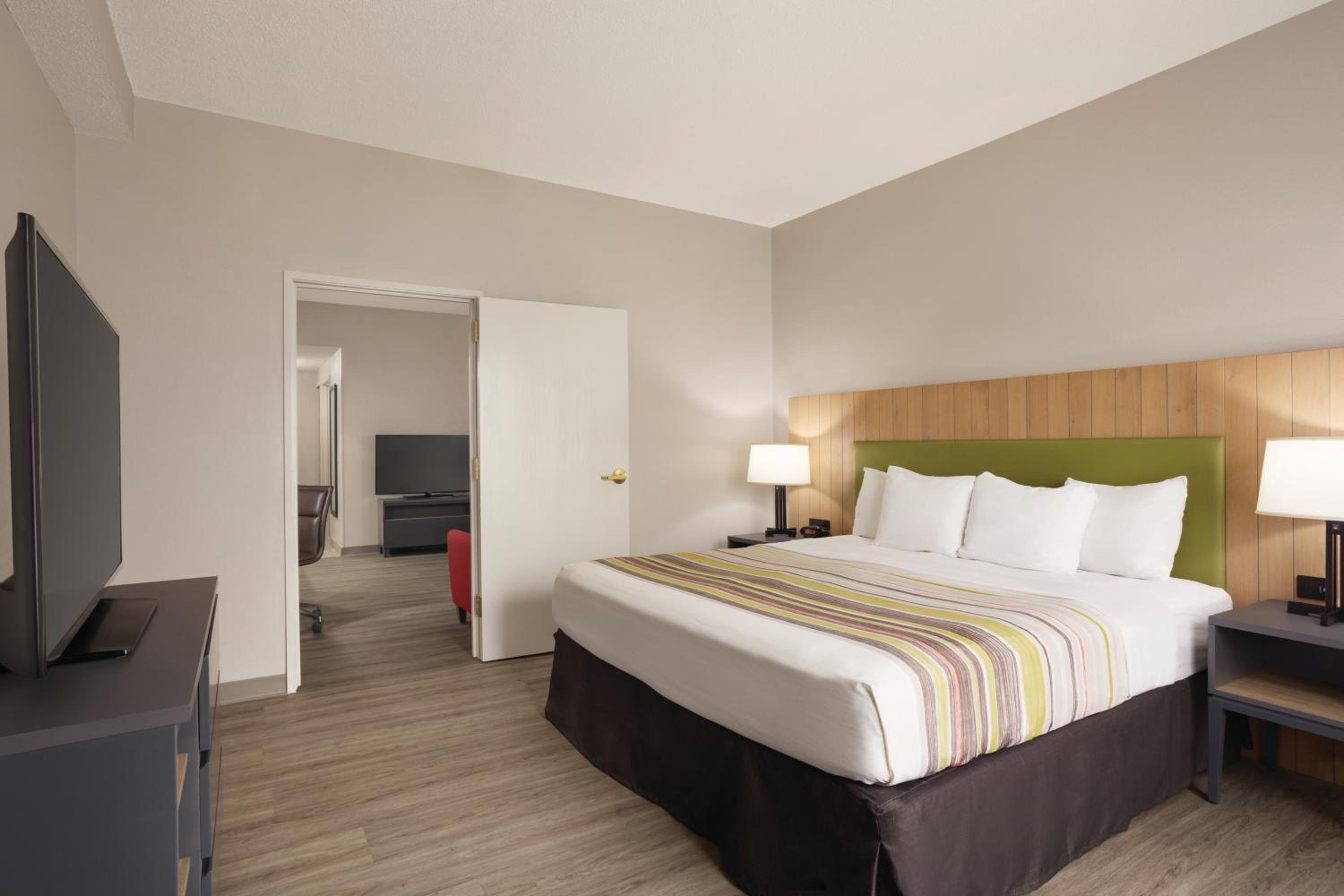 One-Bedroom King Suite - Non-Smoking - Photo 9