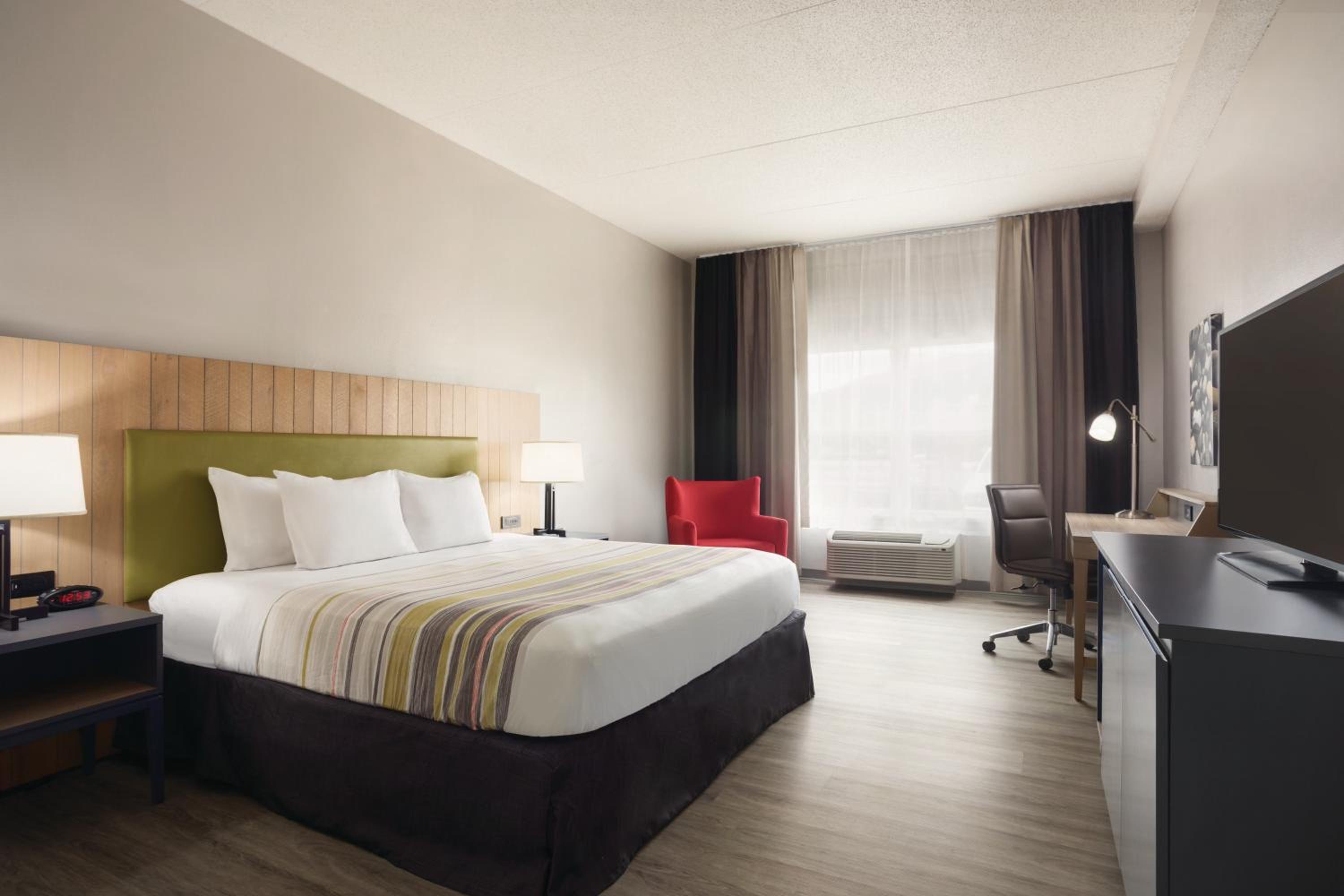 One-Bedroom King Suite - Non-Smoking - Photo 3