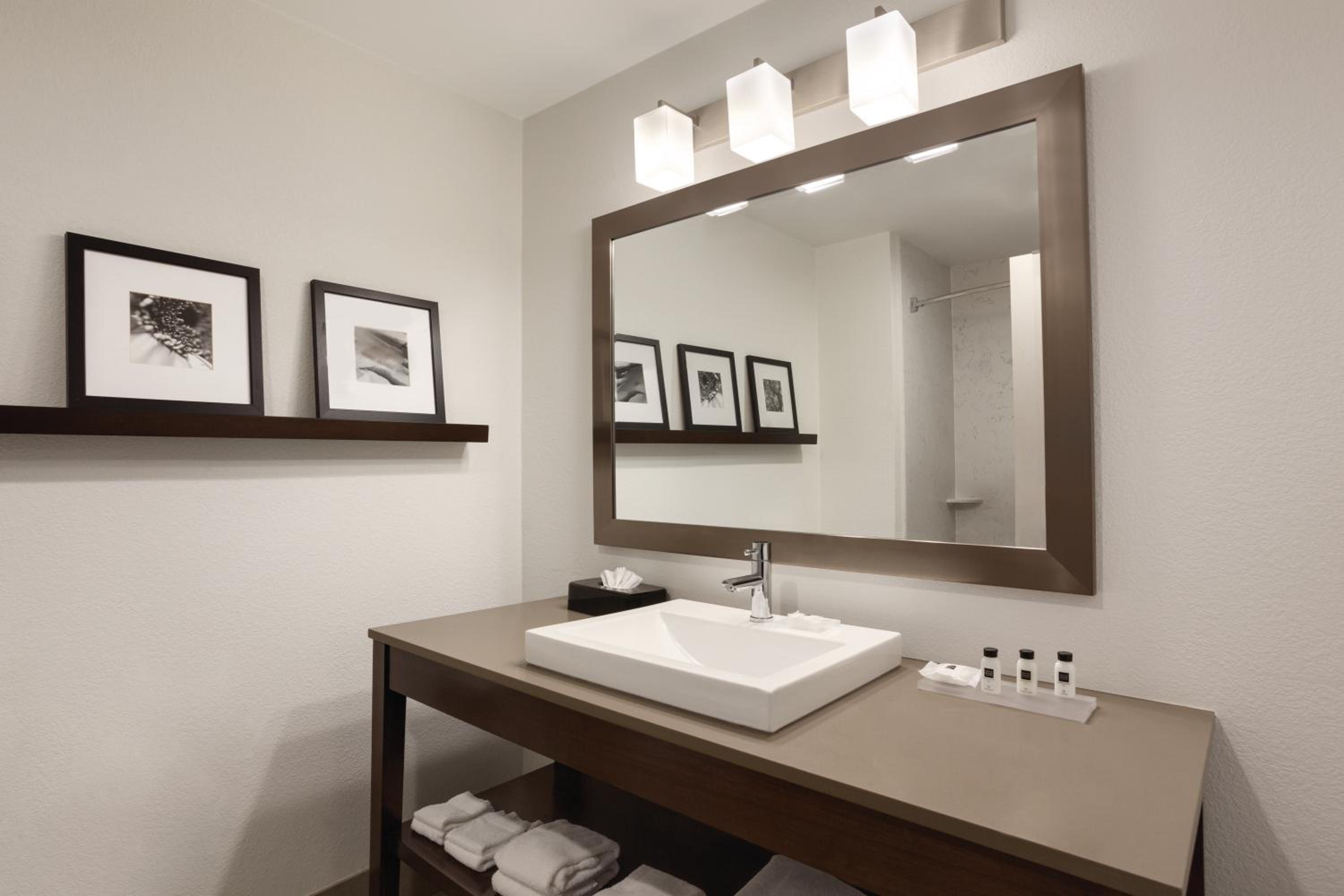 One-Bedroom King Suite - Non-Smoking - Photo 2