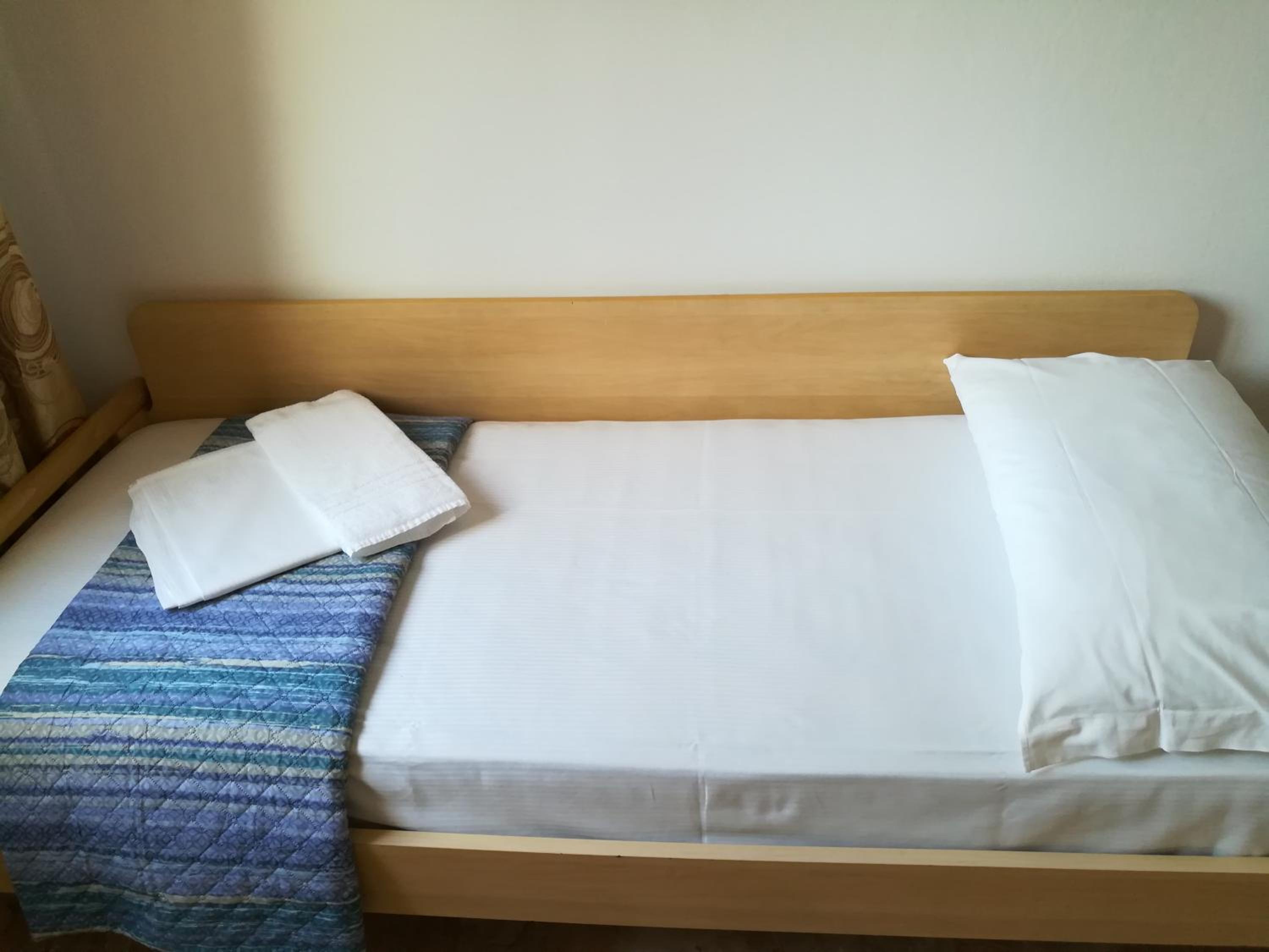 Single Room with Shared Bathroom photo 3