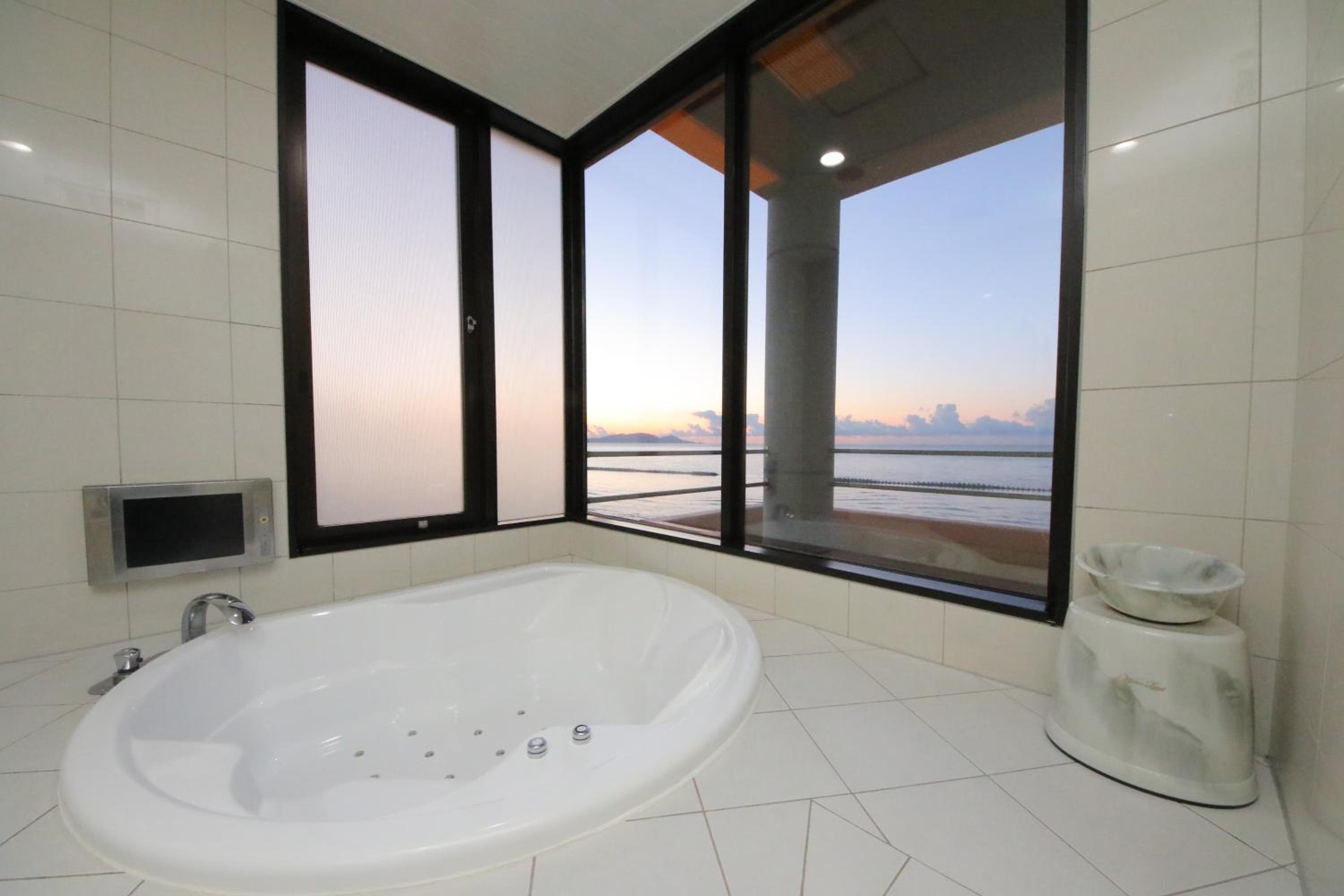 Deluxe King White Room with Bedrock Bath & Ocean View - Smoking photo 2