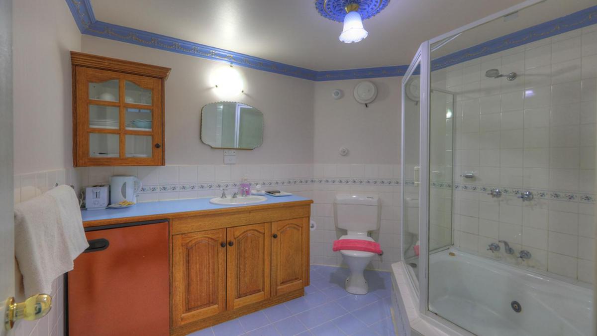 Suite - Photo 5