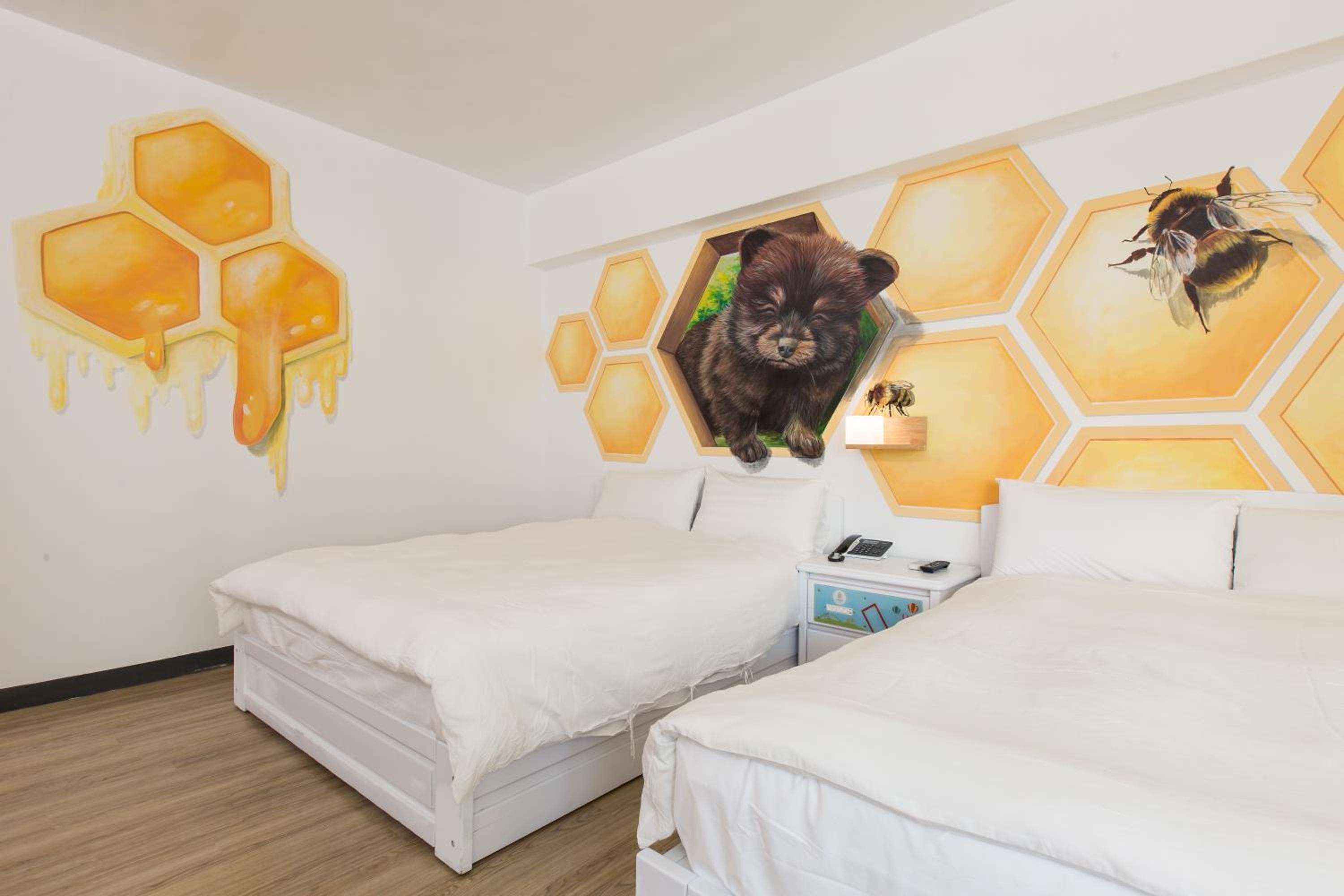 Large Twin Room (Room Selected at Check-in) photo 2