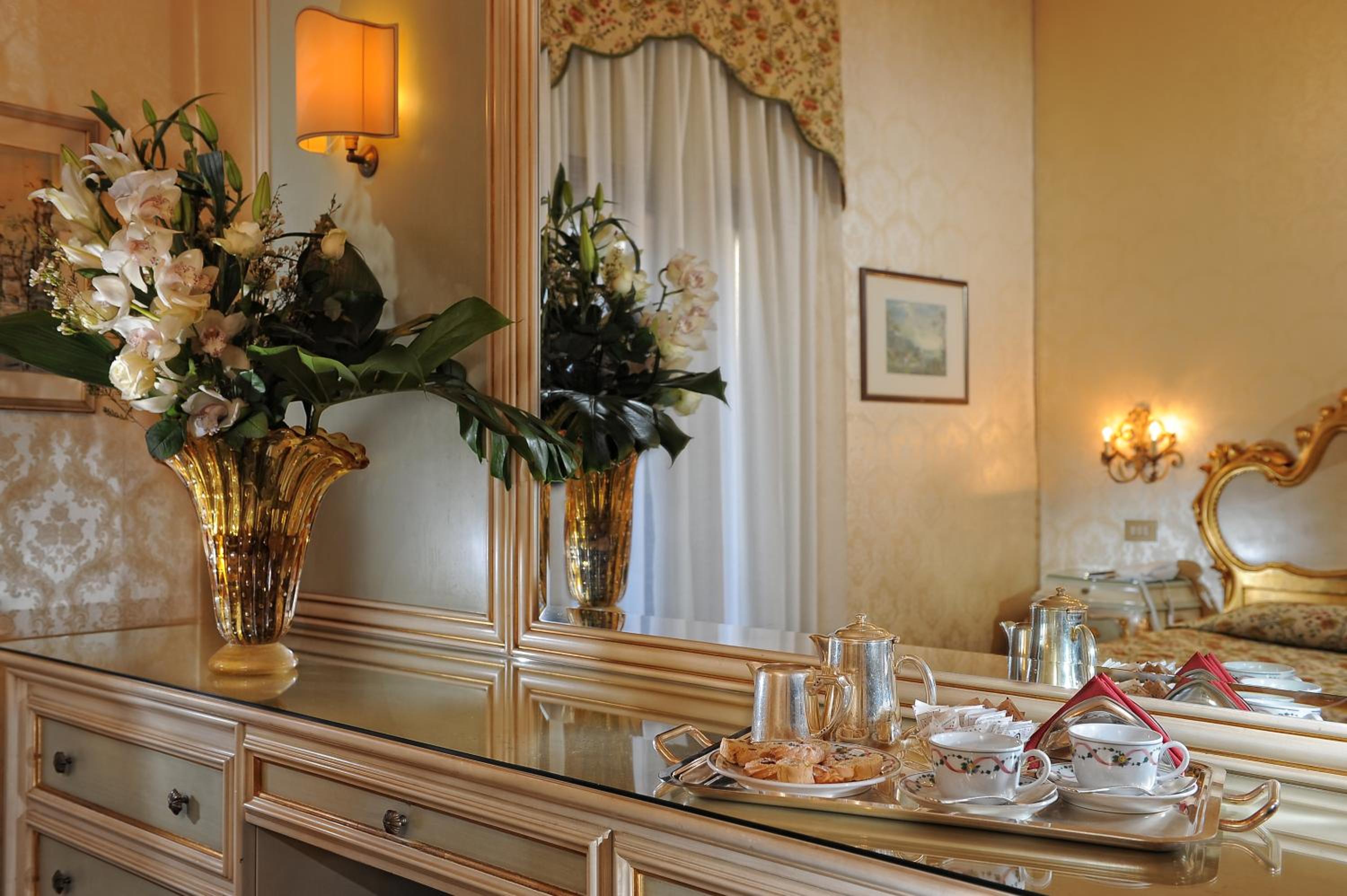 Classic Double Venetian Room