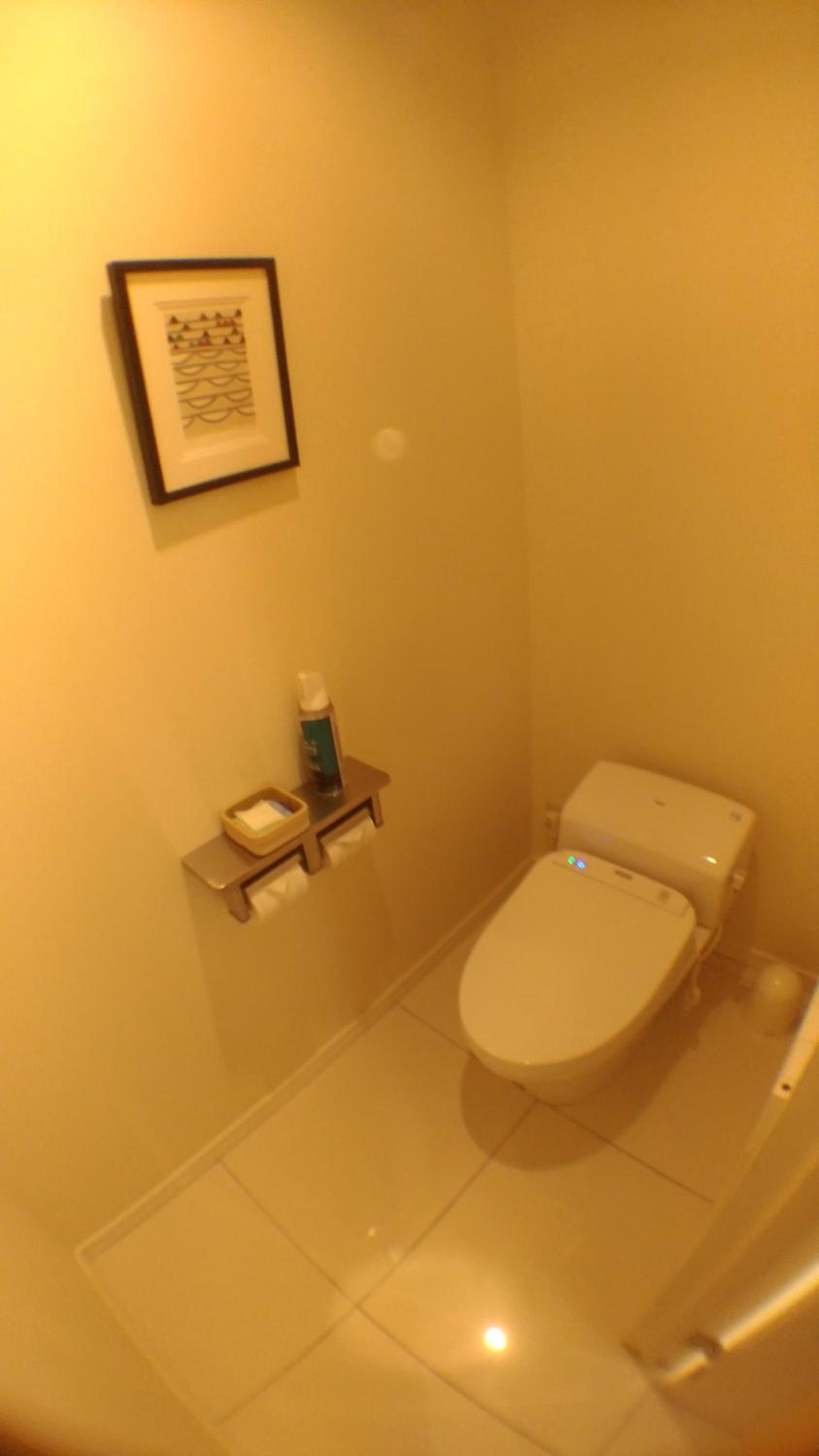 Deluxe King White Room with Bedrock Bath & Ocean View - Smoking photo 3