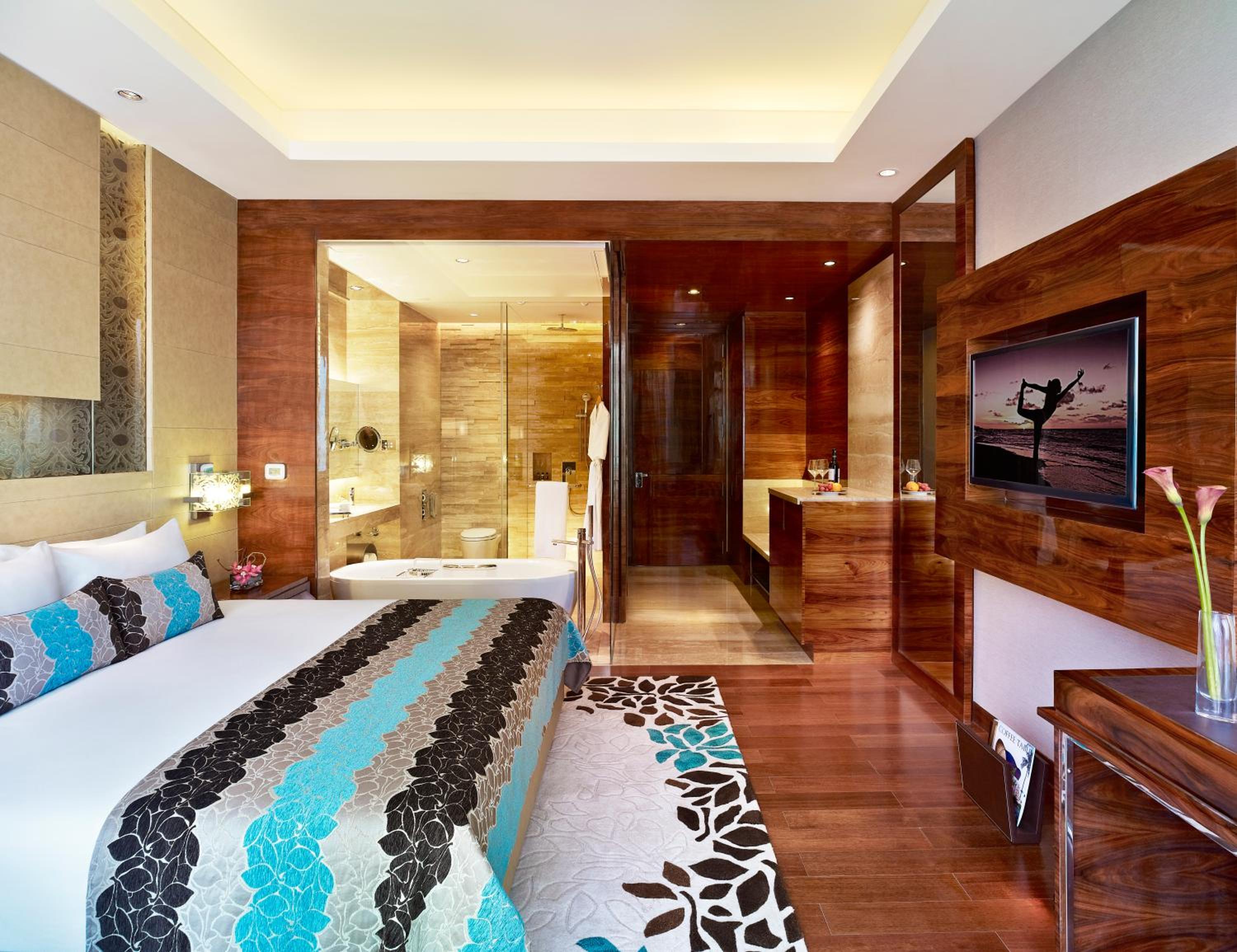 Taj Club Room with One way airport transfer, Butler service on request, 02 Pcs of Ironing per day,20 % disc on FNSB,SPA & transportation, Cocktail Hours @ Club Lounge from 18:00 hrs to 20:00 hrs, 2 hours of boardroom usage per stay subject to availability photo 1