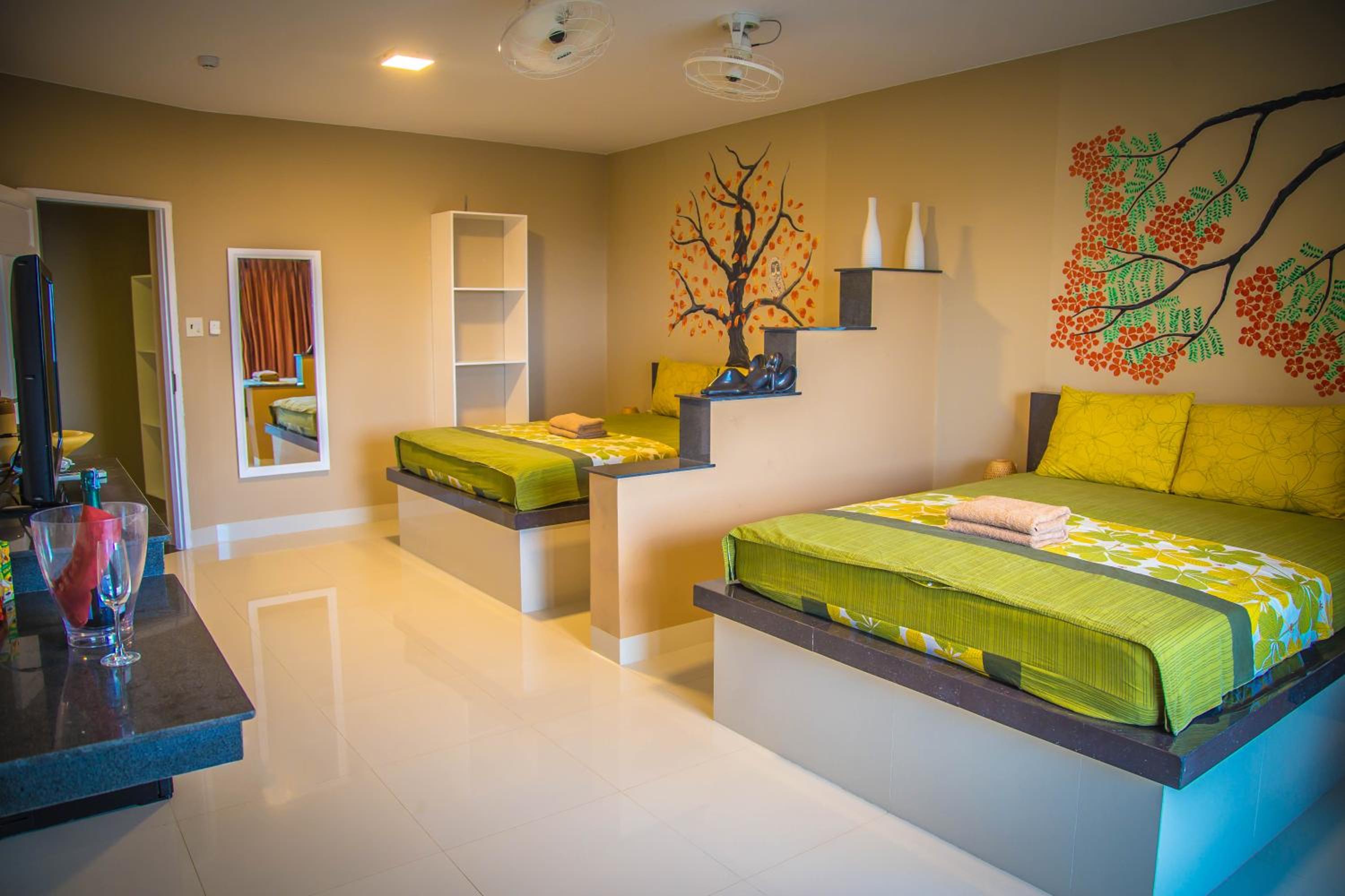 Superior Family Room - Photo 5