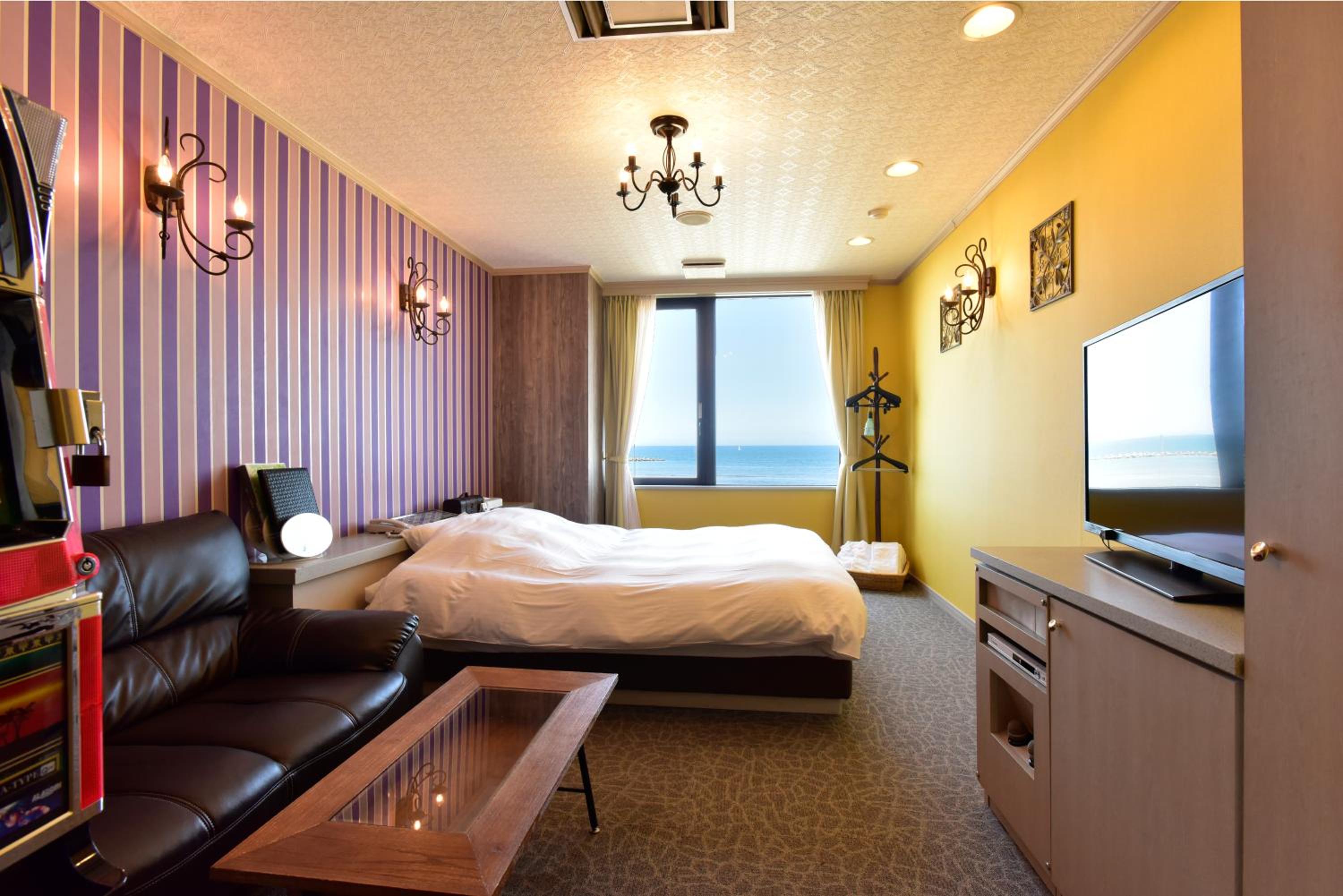 Small Double Room - Smoking photo 3