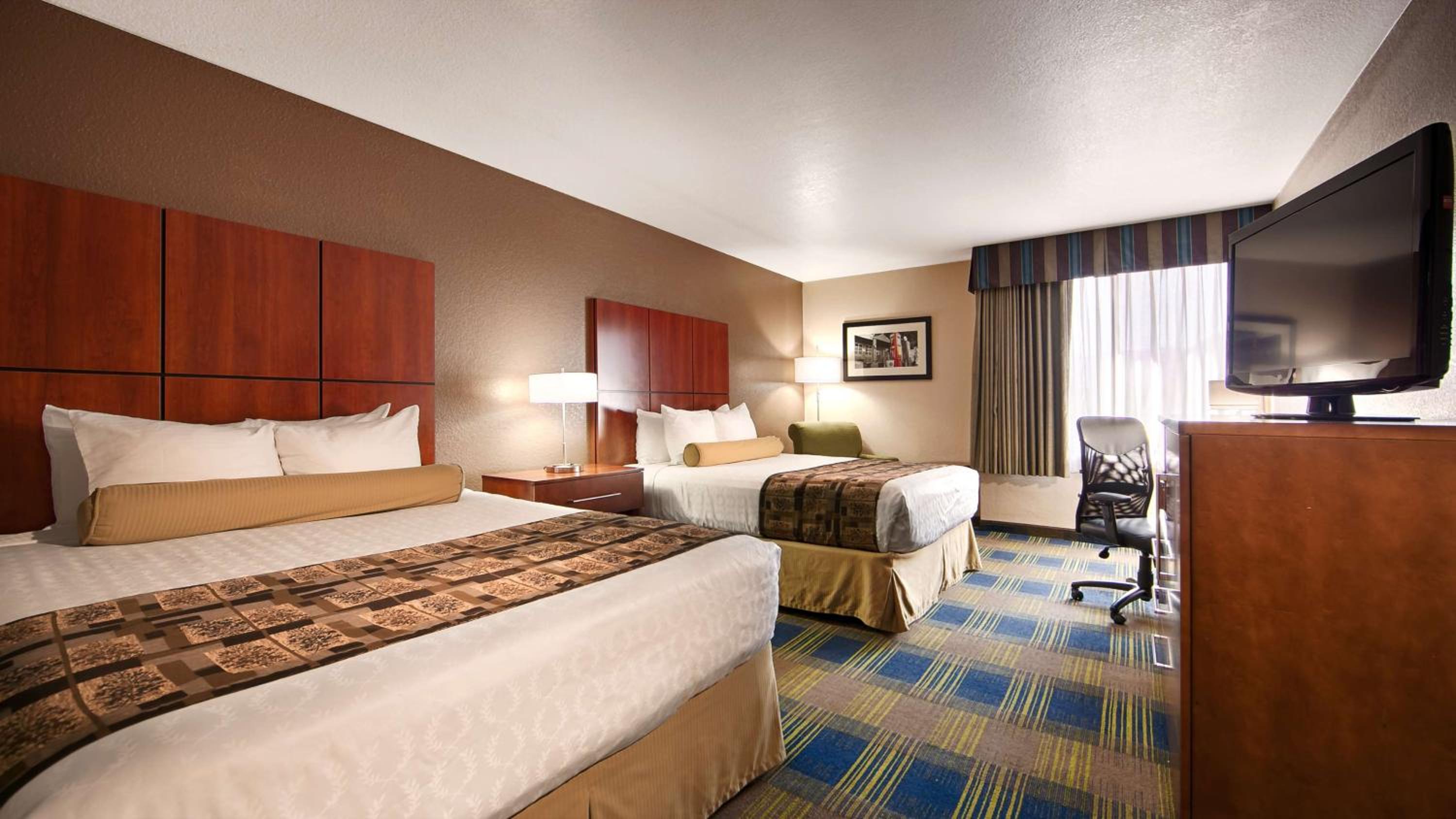 Queen Room with Two Queen Beds - Non-Smoking - Photo 4