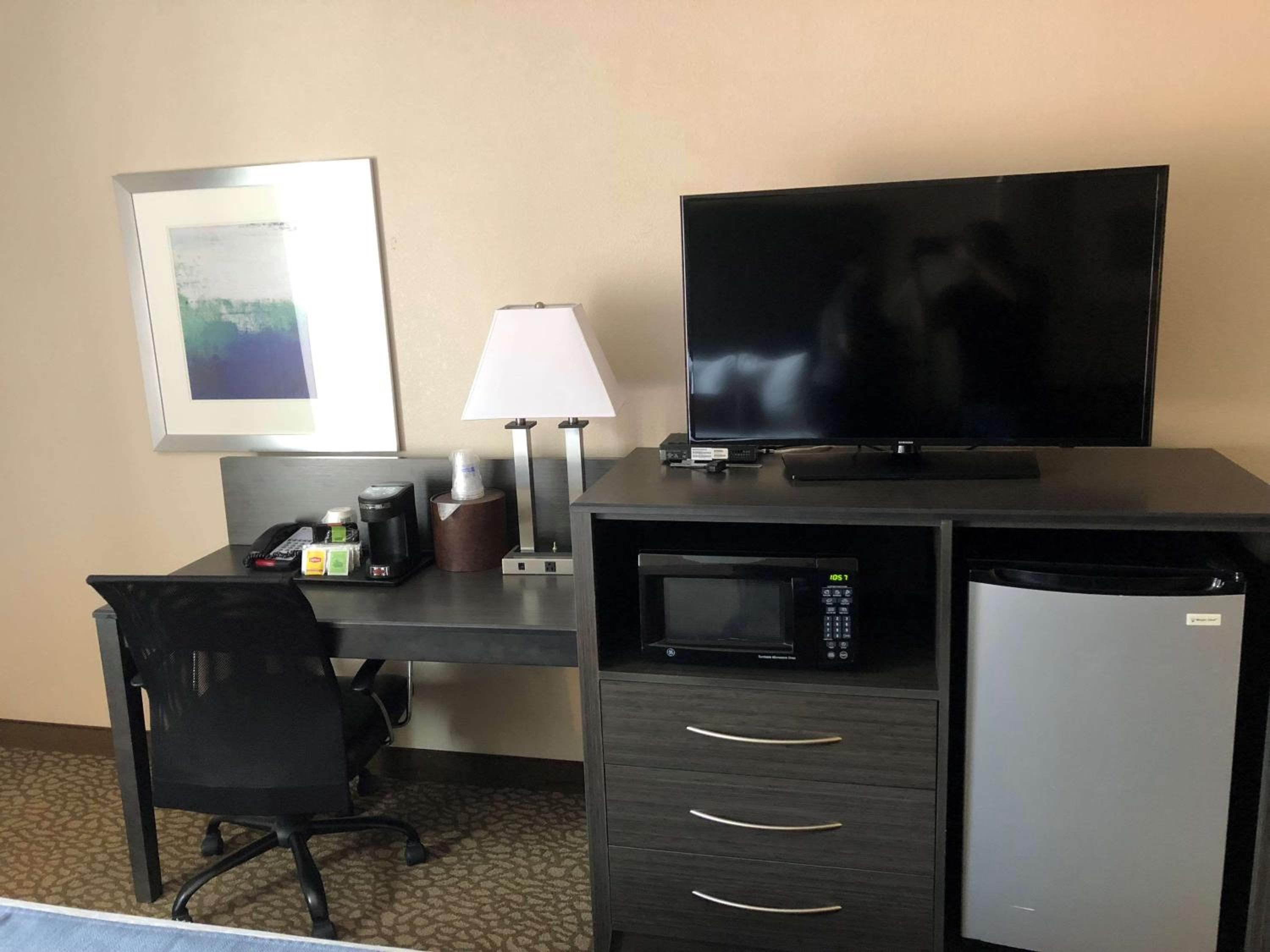 King Suite with Sofa Bed - Non Smoking - Photo 1