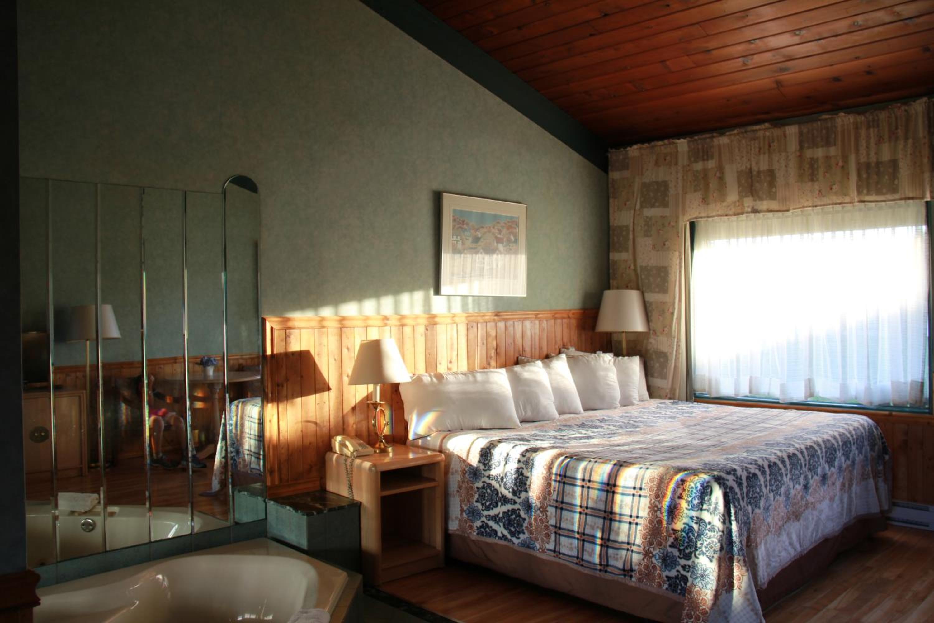 King Room with a Spa Bath and Wood Floor  photo 3