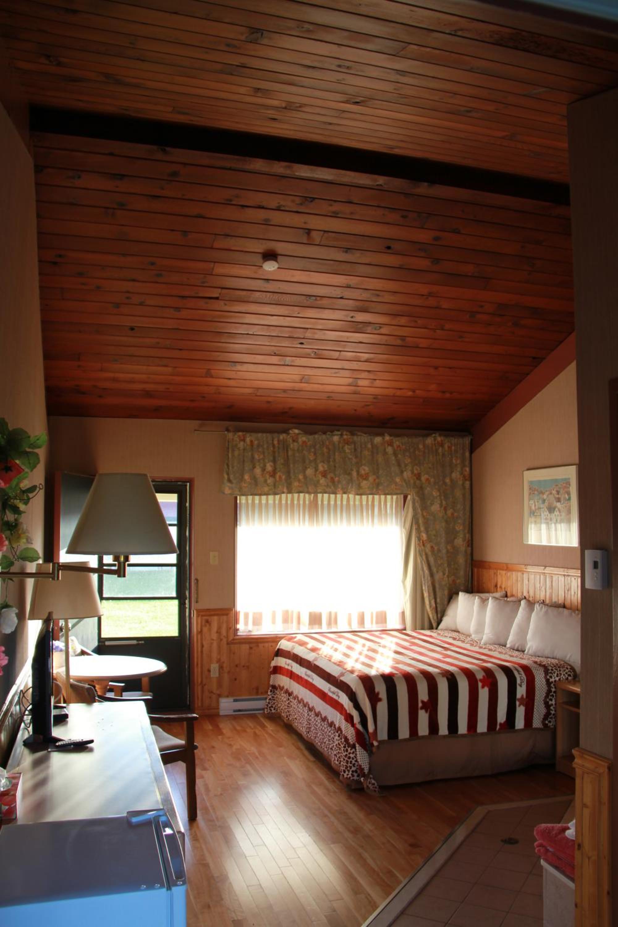King Room with a Spa Bath and Wood Floor