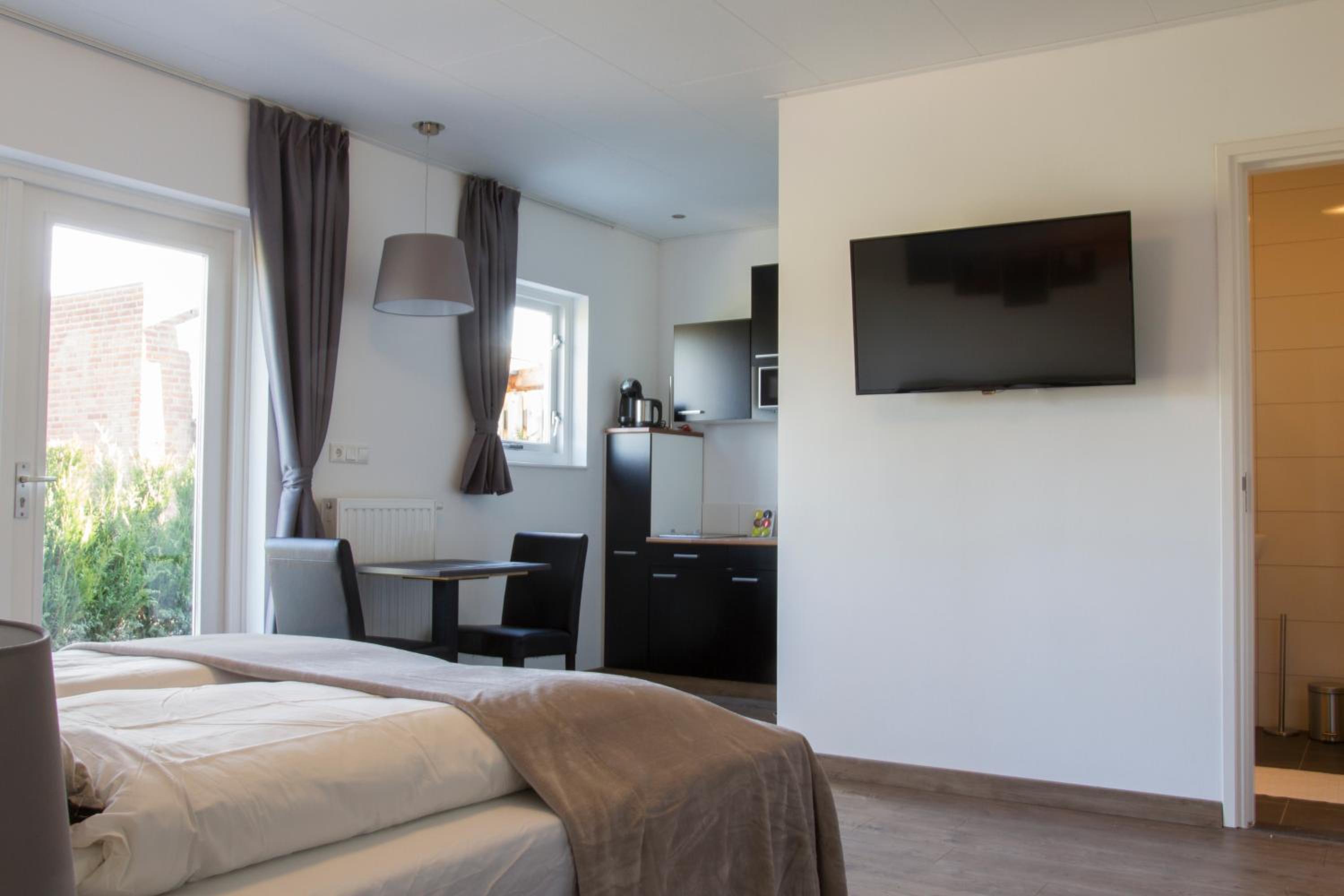 Double Room with Private Bathroom - Photo 16