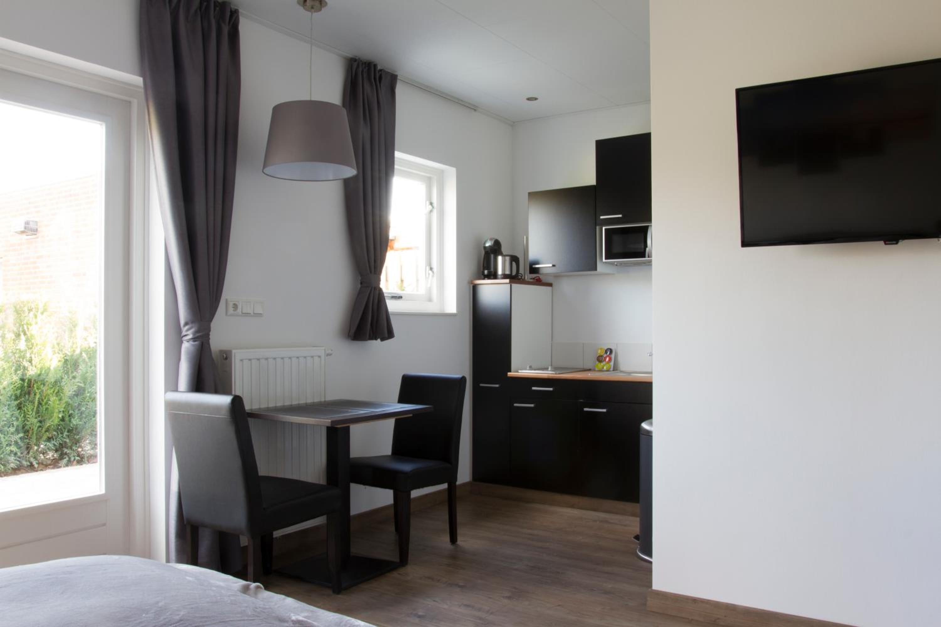 Double Room with Private Bathroom - Photo 8