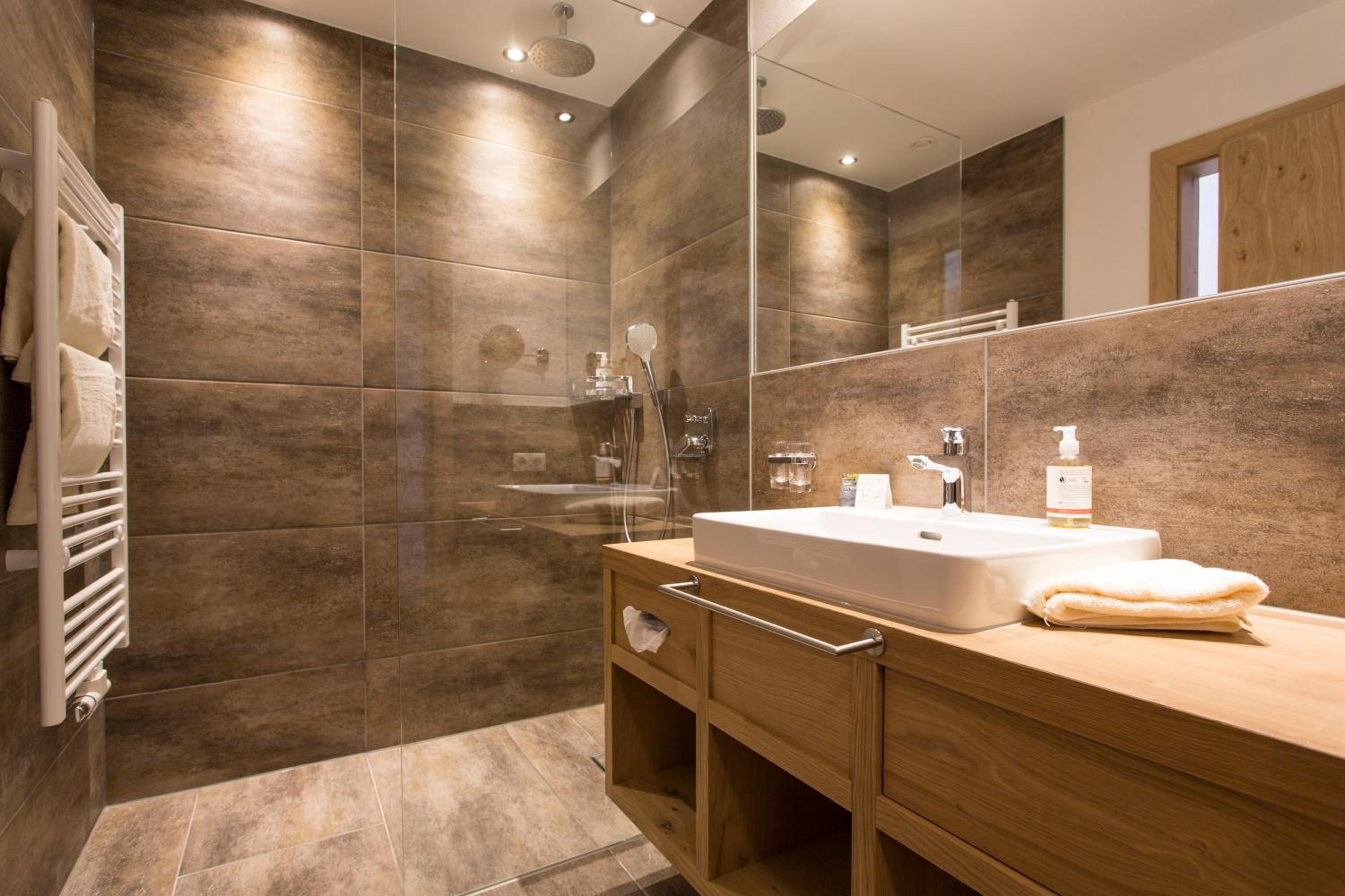 Deluxe Double Room with Balcony - Photo 11