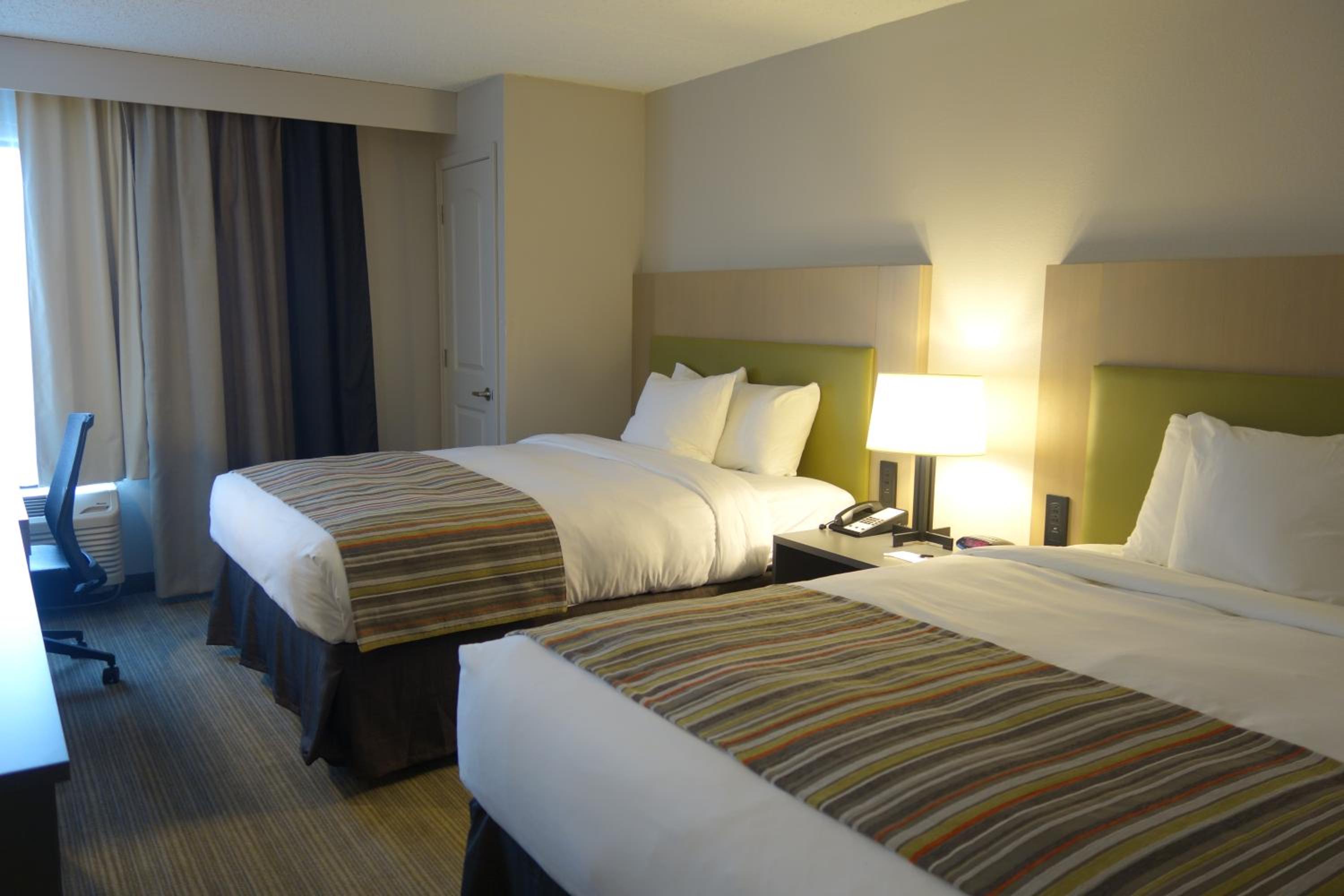 Queen Room with Two Queen Beds - Non-Smoking photo 3