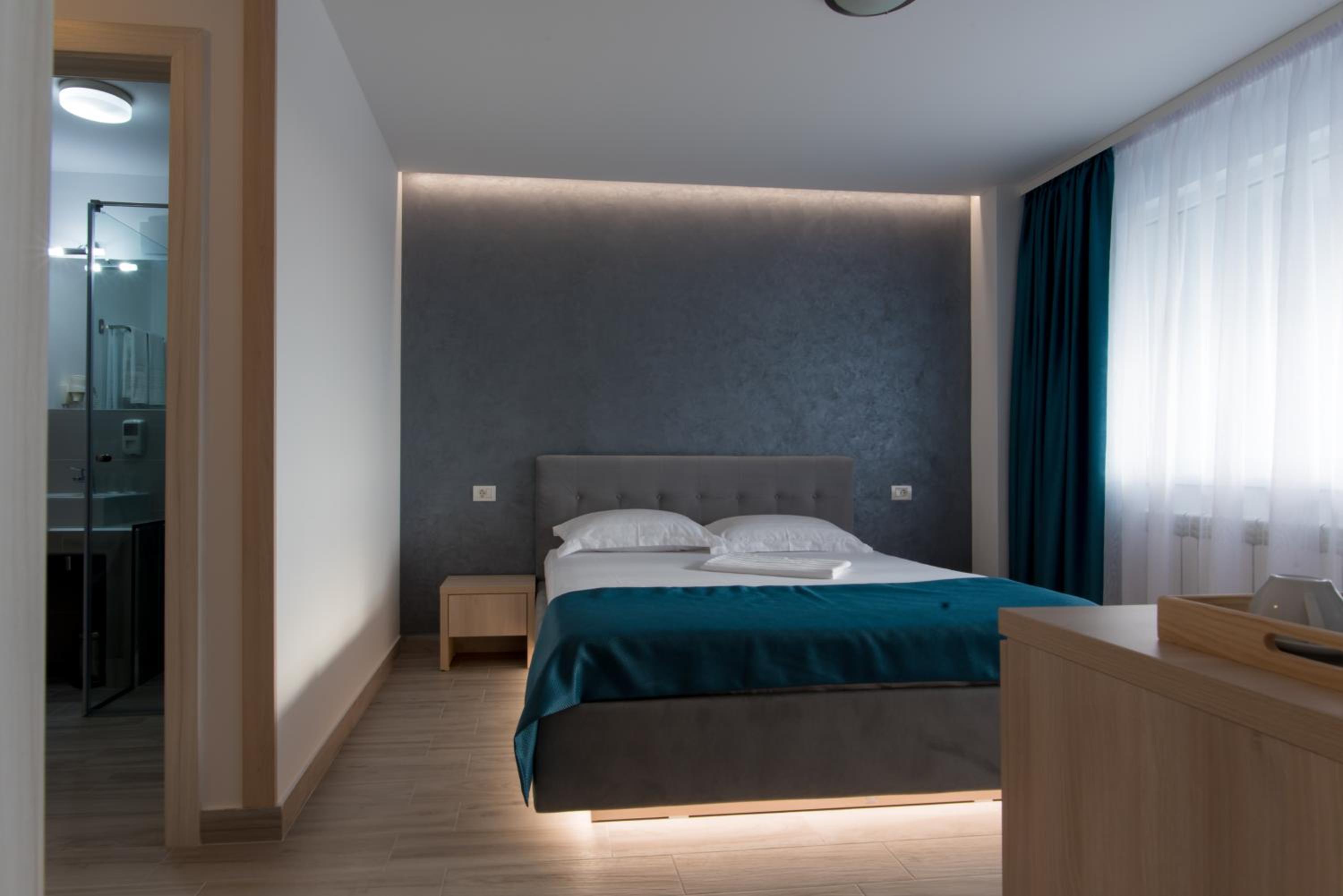 King Room with Balcony - Photo 2