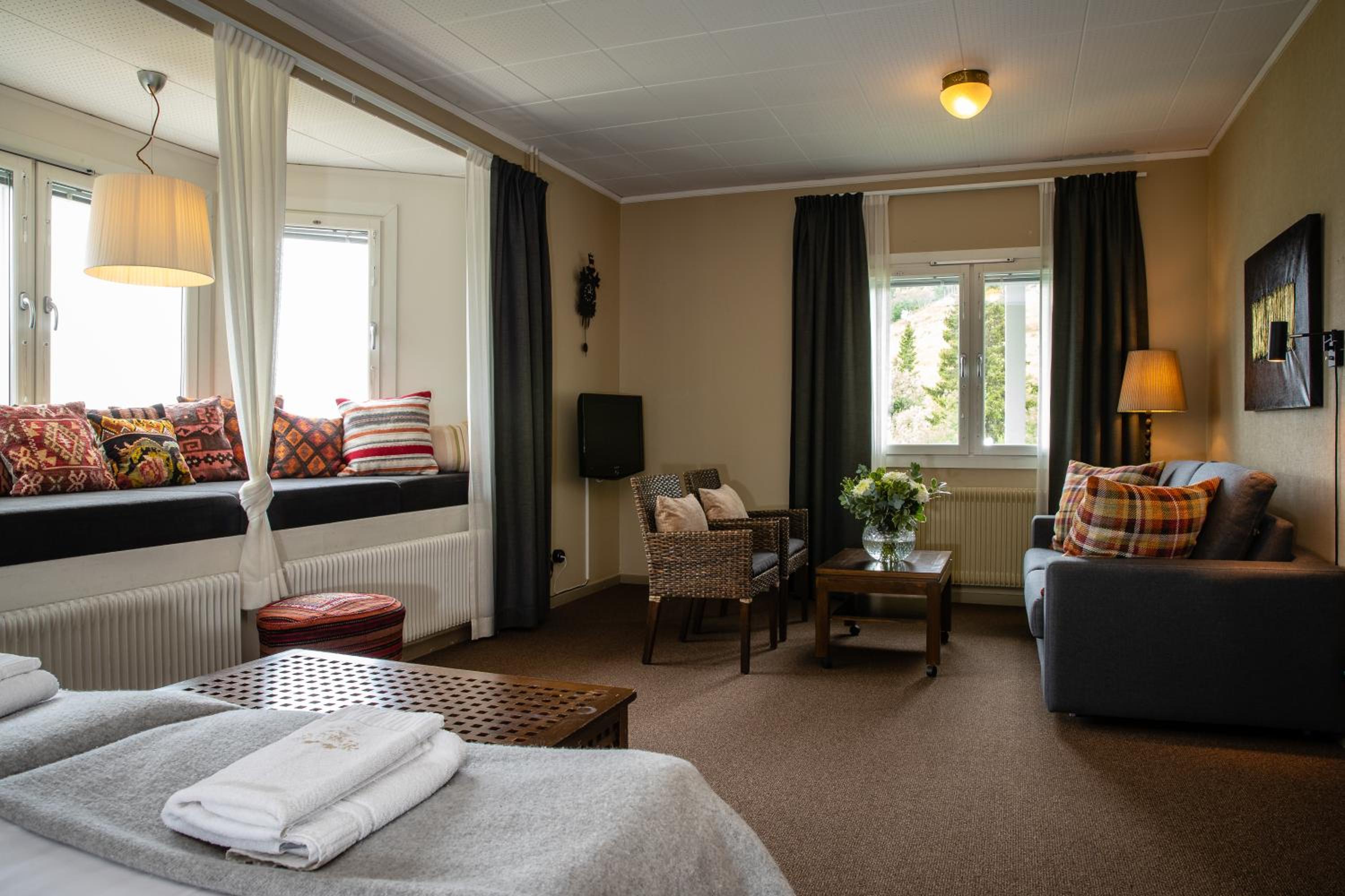 Deluxe Double or Twin Room with Lake View - Photo 5