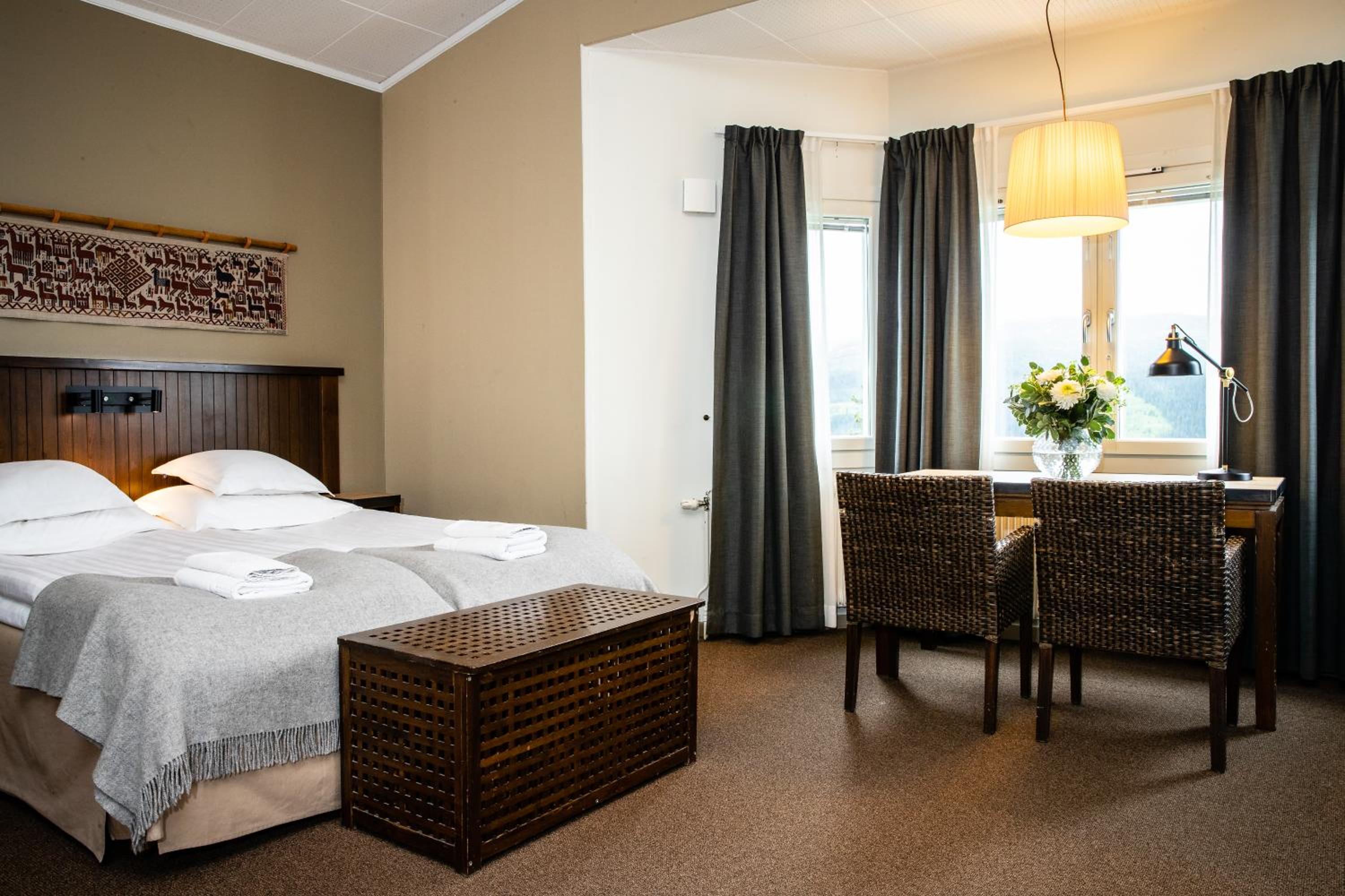 Deluxe Double or Twin Room with Lake View - Photo 2
