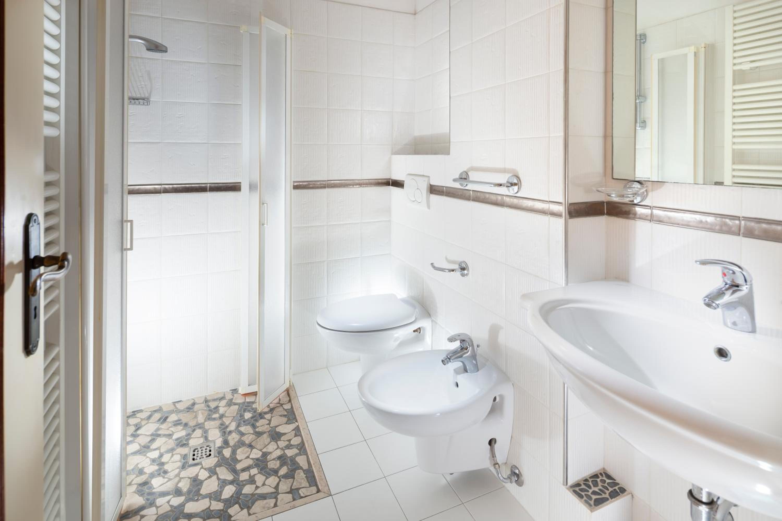One-Bedroom Apartment - Photo 3