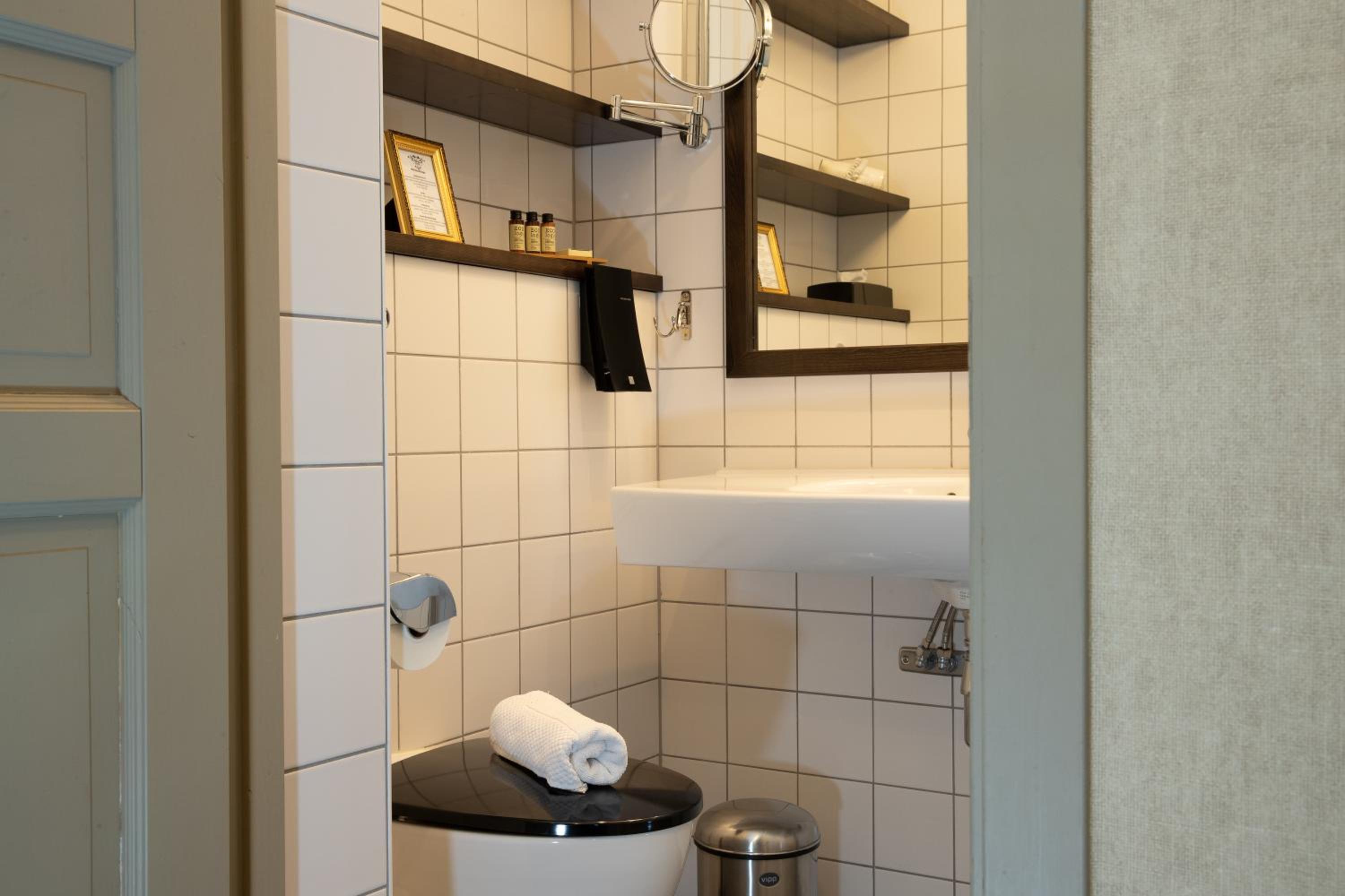 Deluxe Double or Twin Room with Lake View - Photo 9