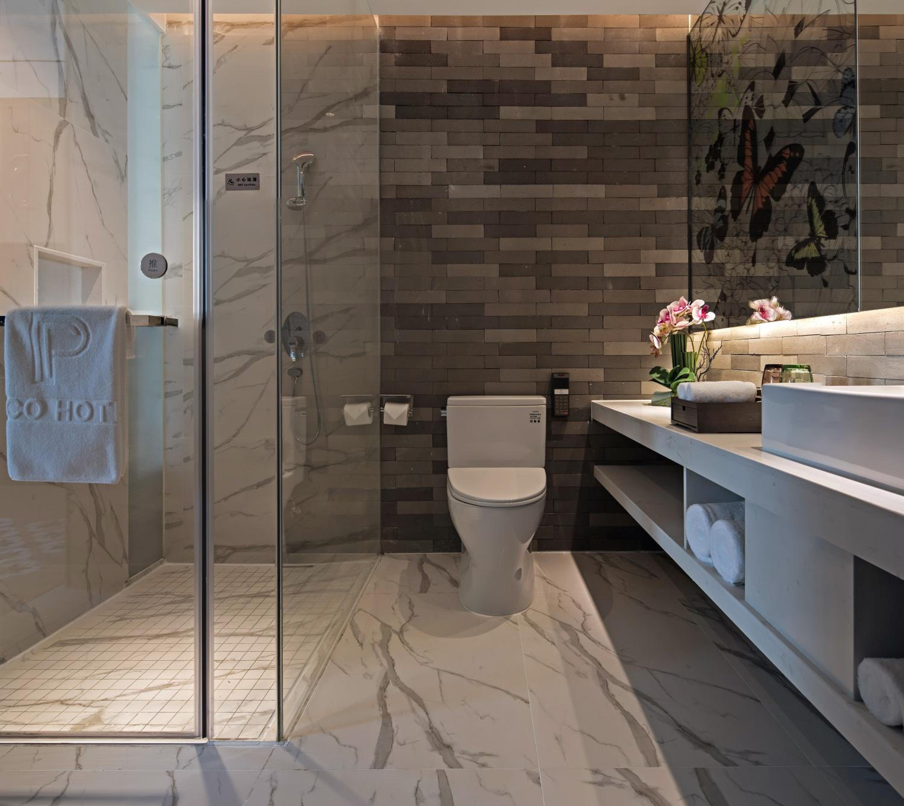 Deluxe King Room - Photo 12