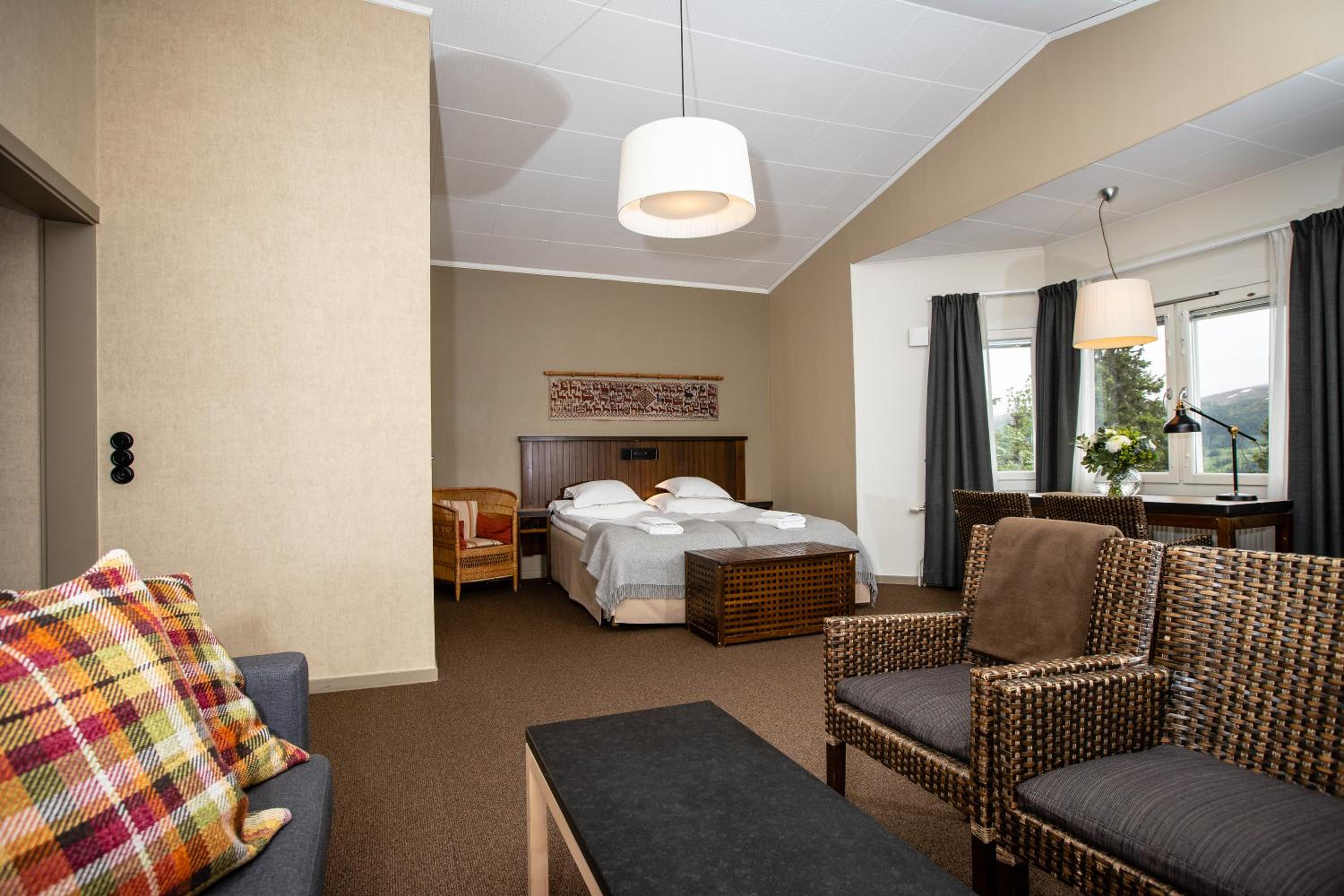 Deluxe Double or Twin Room with Lake View - Photo 1
