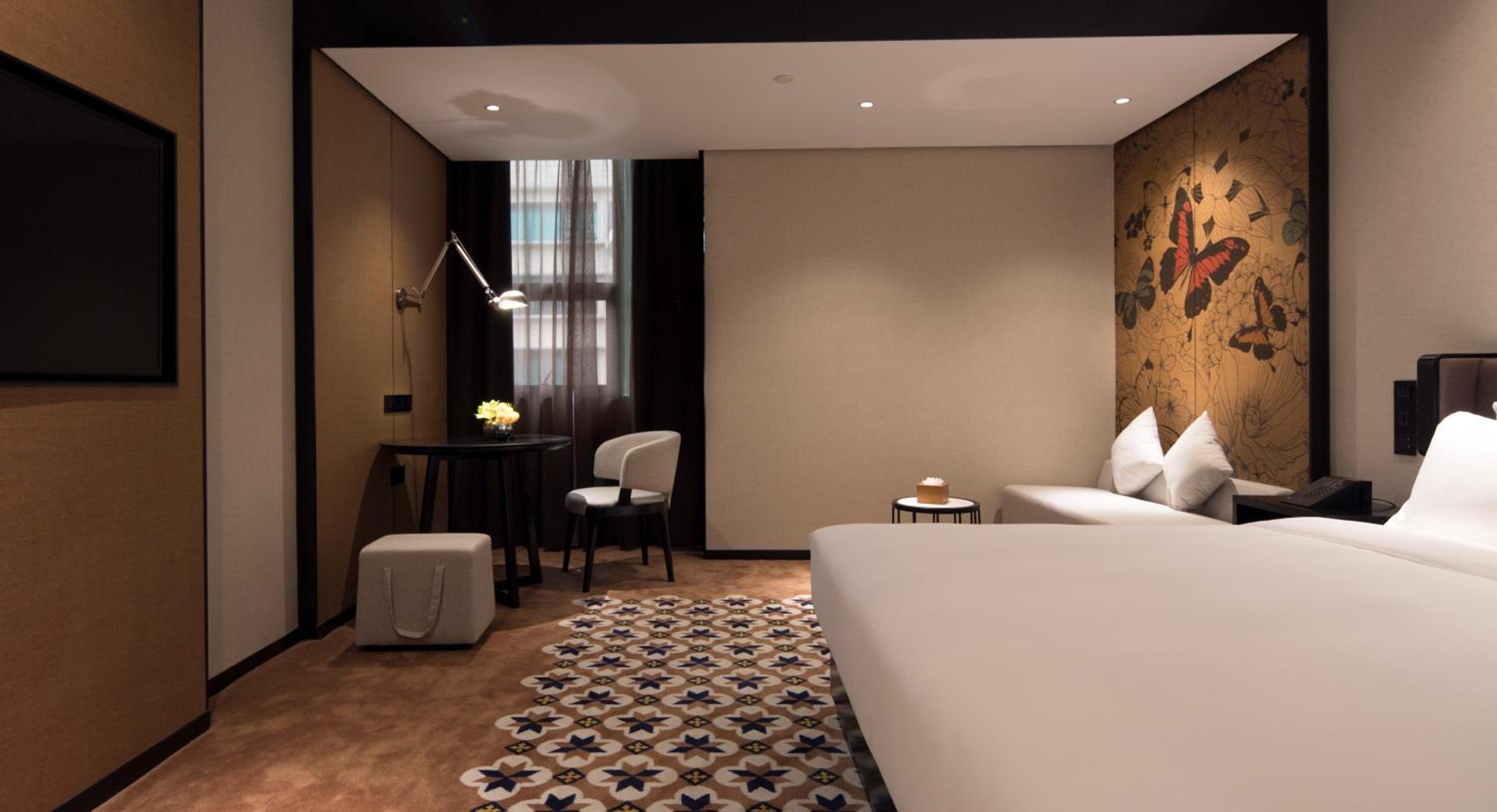 Deluxe King Room - Photo 2